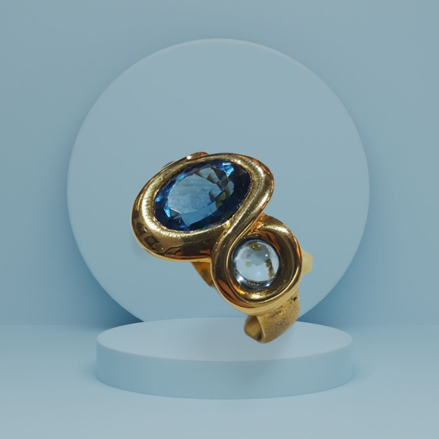 Ring in 18k Gold with a London Blue Topaz & Aquamarine Cabochon