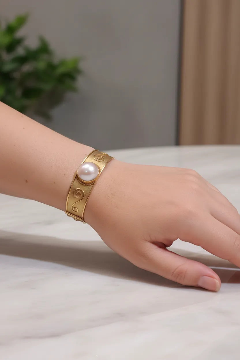 Bracelet in 18k gold with mabe pearl (C-02)