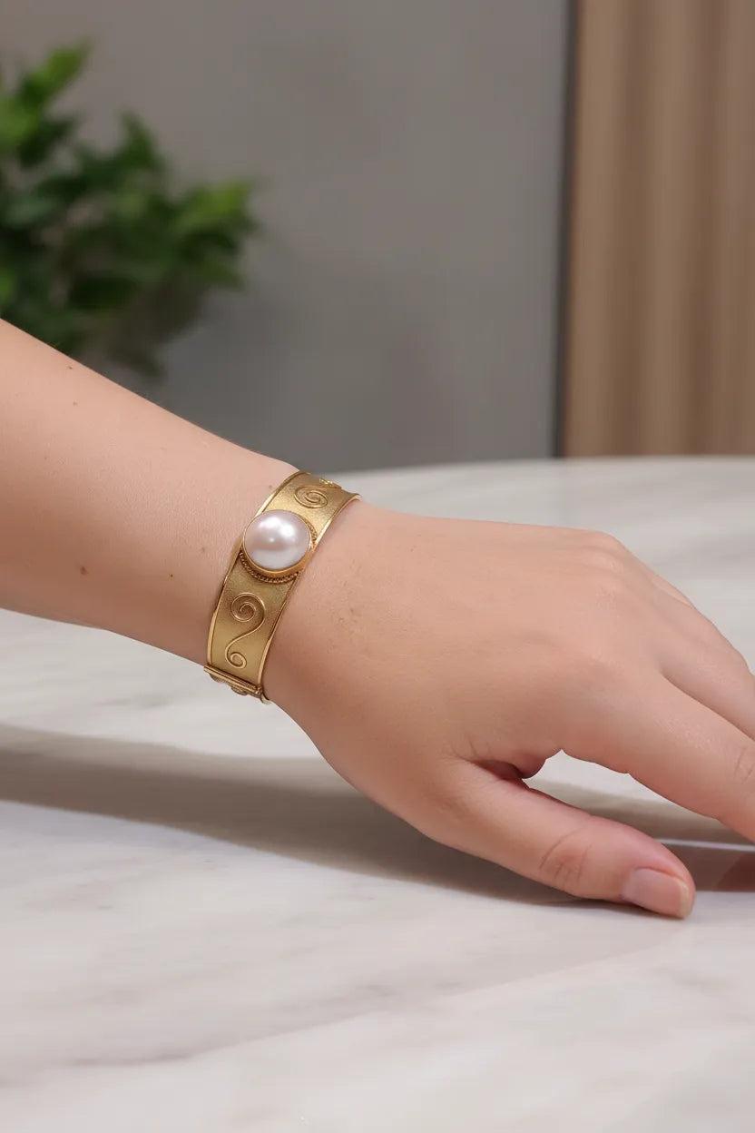 Bracelet in 18k gold with mabe pearl (C-02)