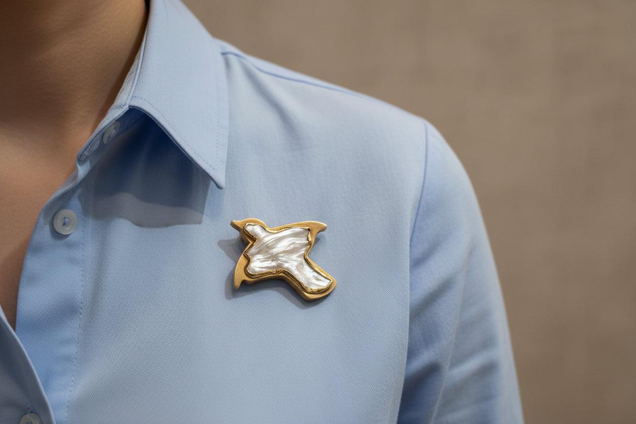 Brooch in 18k gold with a baroque pearl