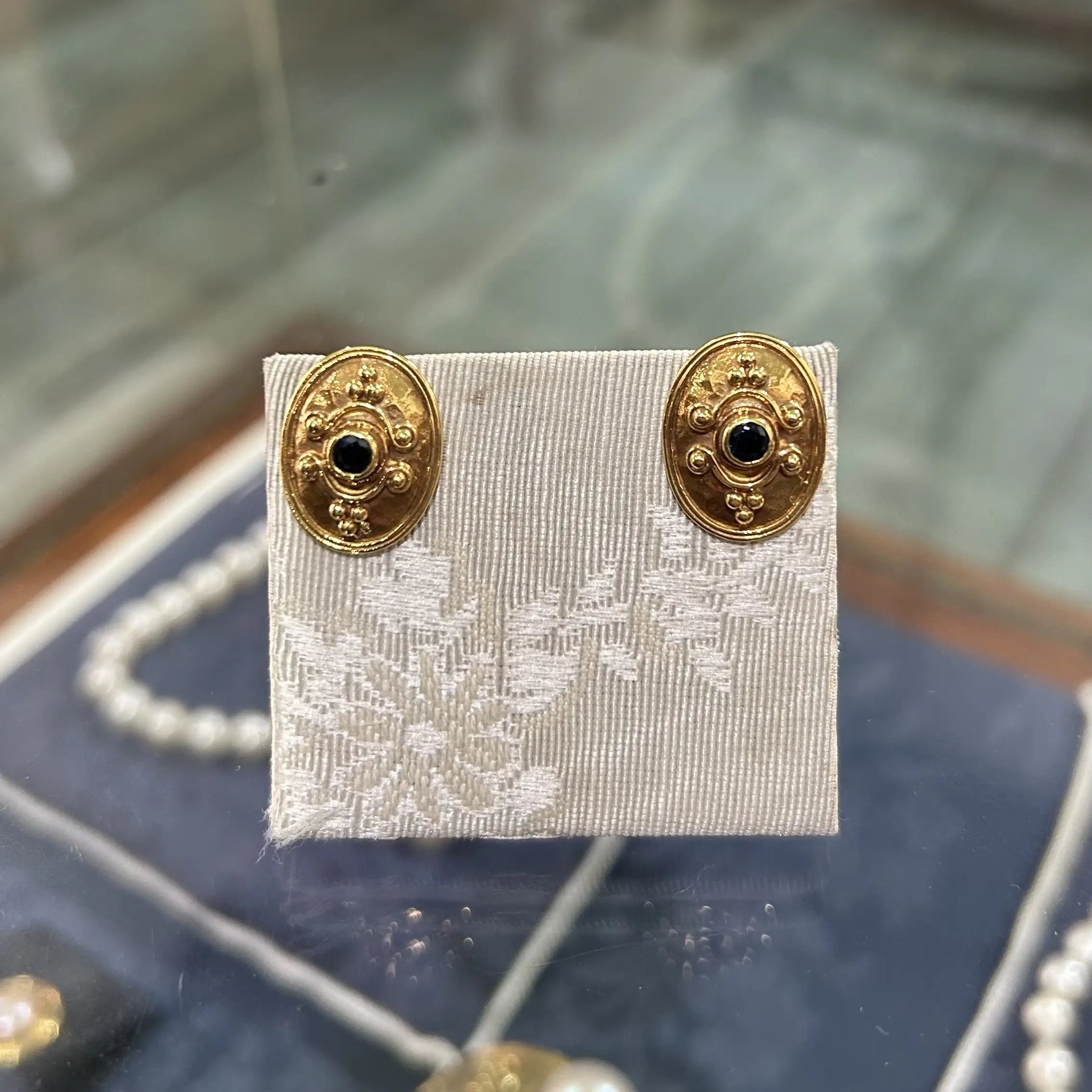 Earrings in 18k gold