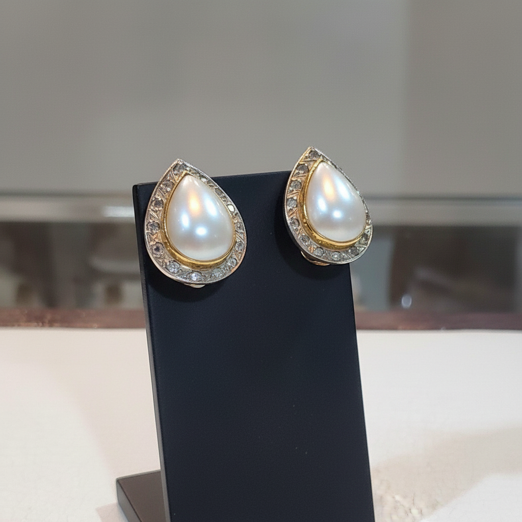 Earrings in 18k gold, white mabe pearl, white & yellow gold, round diamonds, with clip and pierced earrings