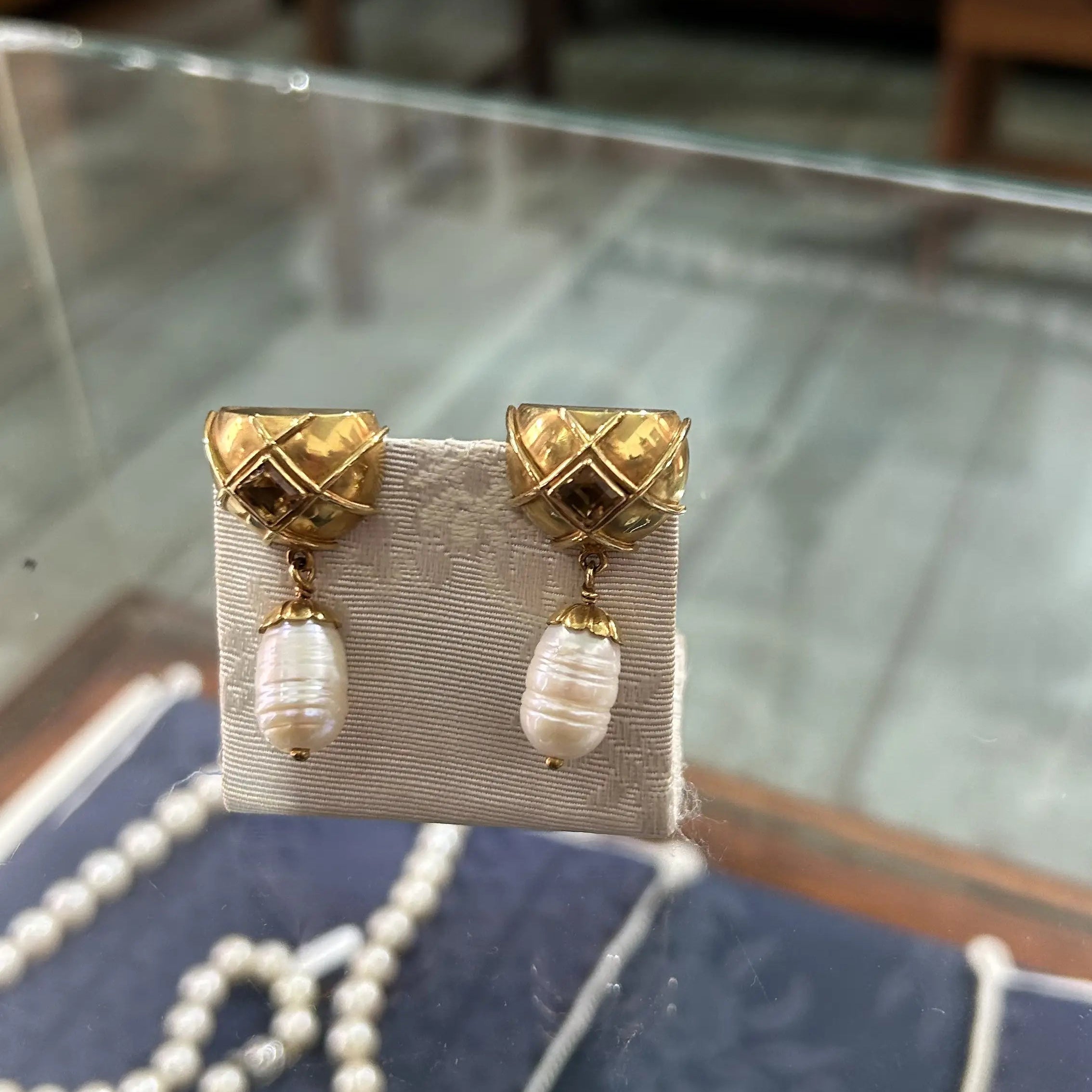 Earrings in 18k gold with pearl