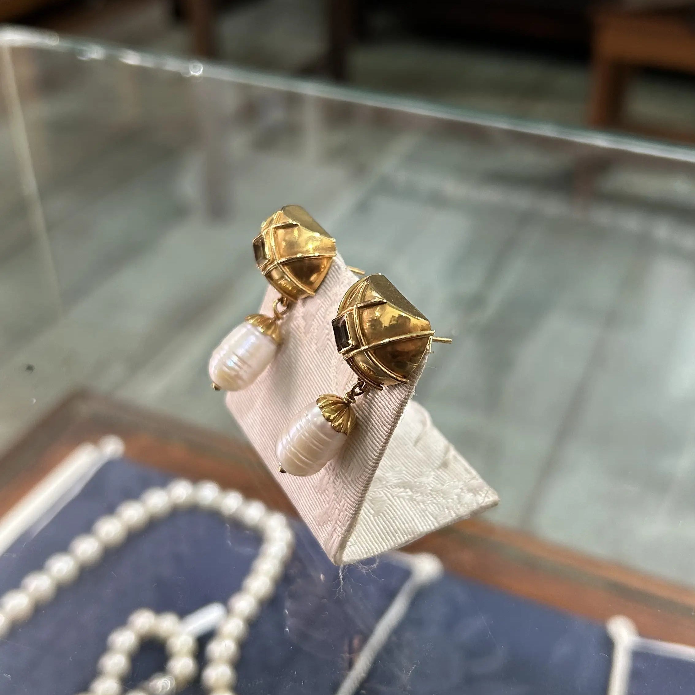 Earrings in 18k gold with pearl