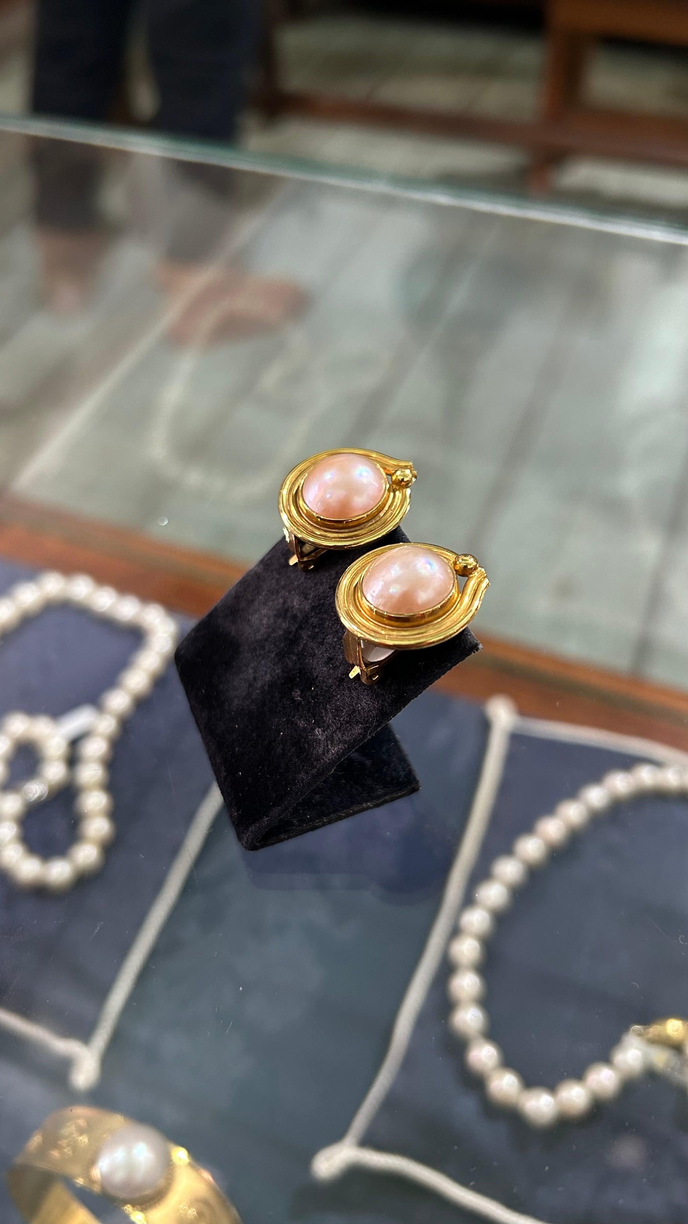 Earrings in 18k gold with pink pearl