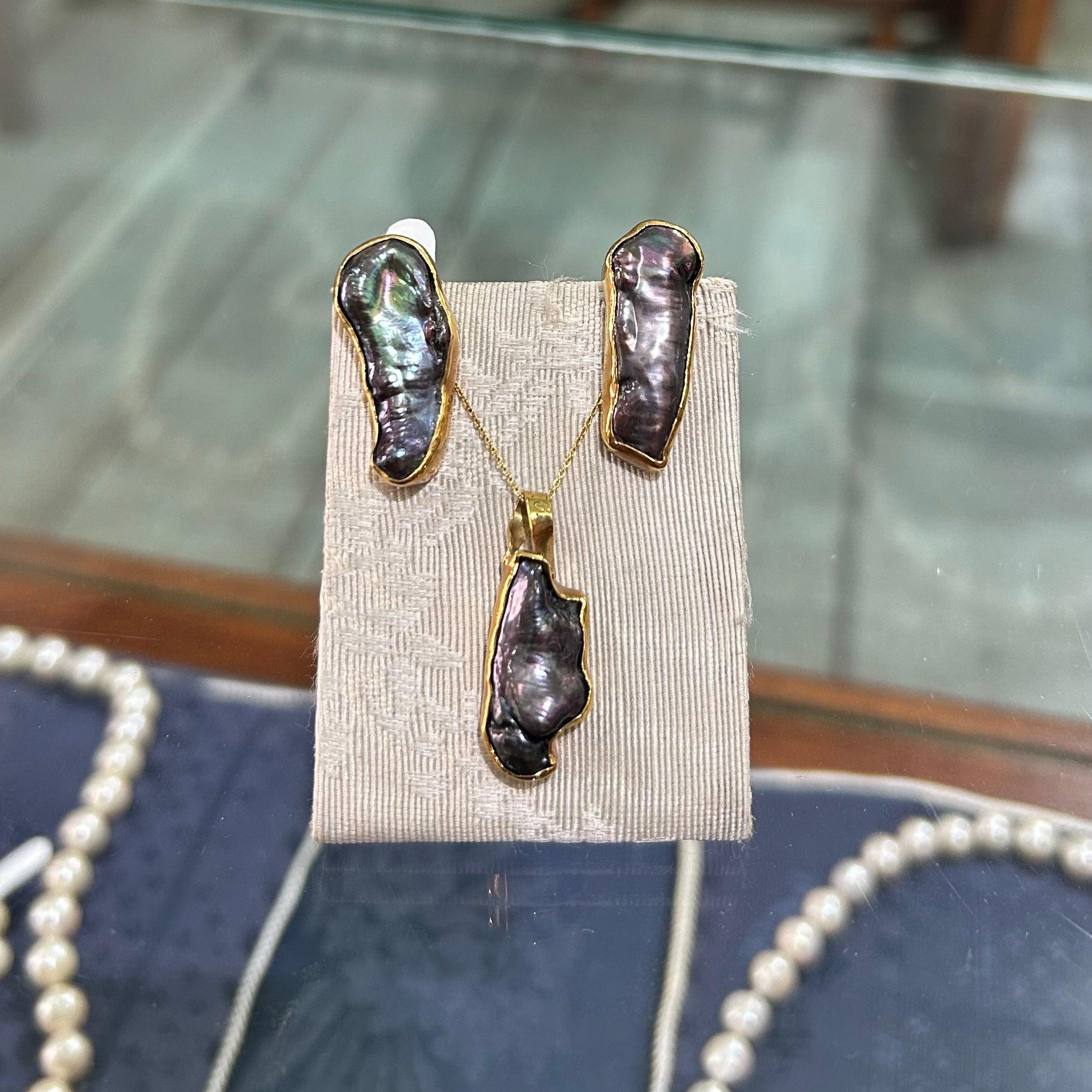 Jewellery set in 18k gold with a pearl