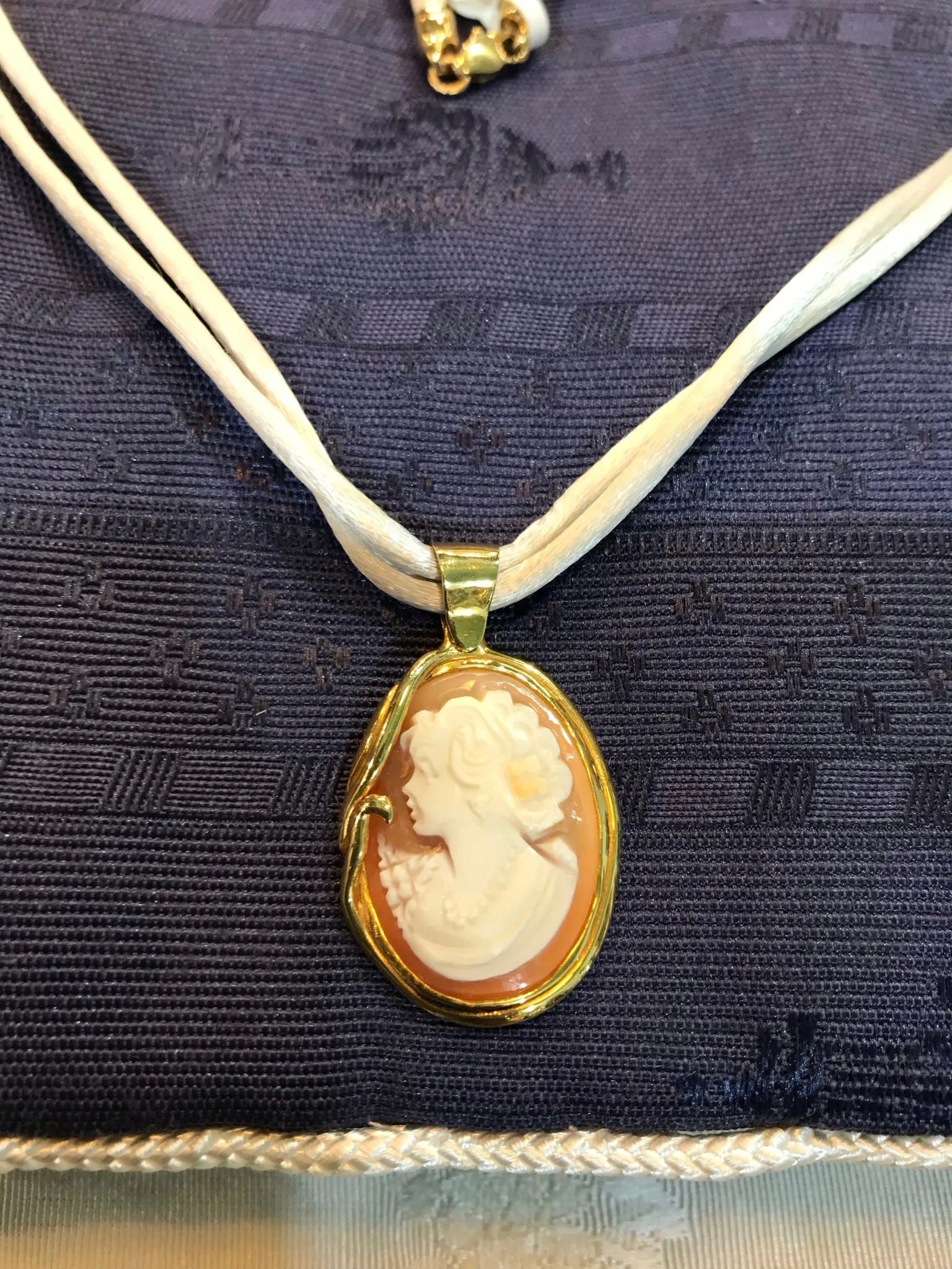 Medallion in 18k Gold with cameos