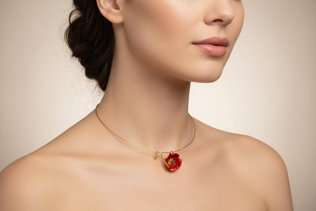 Necklace in 18k gold and a flower pendant with enamel