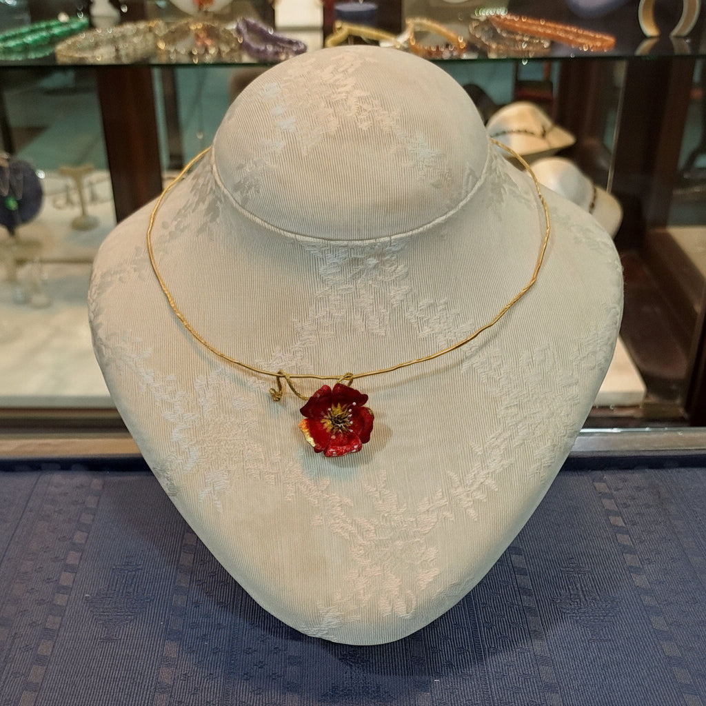 Necklace in 18k gold and a flower pendant with enamel