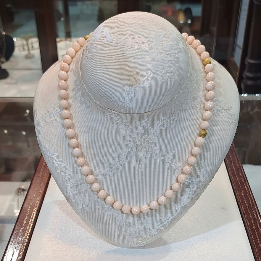 Necklace in 18k gold with Angel skin coral