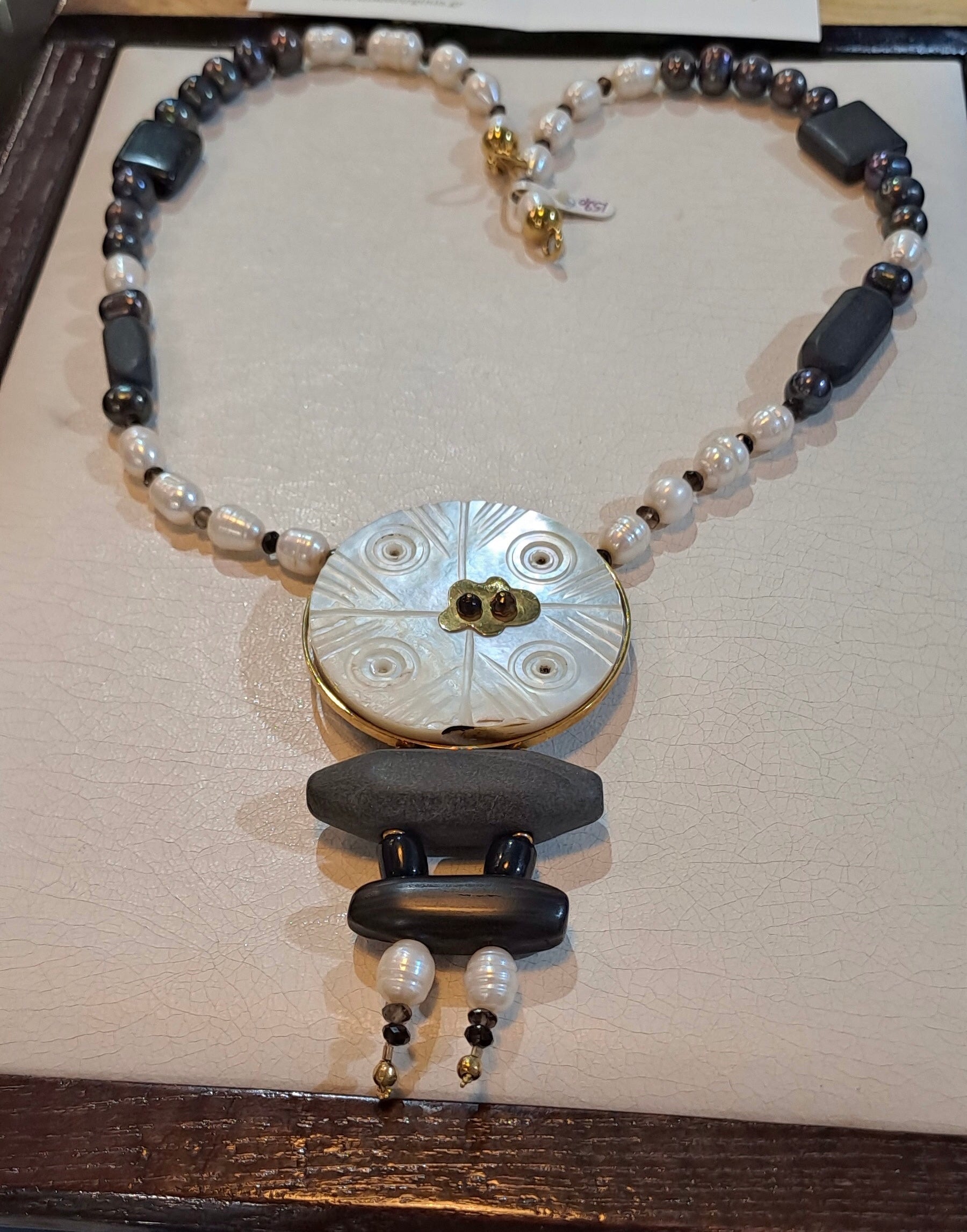 Necklace in 18k gold with Black Obsidian and Pearls - Dinos-Virginia