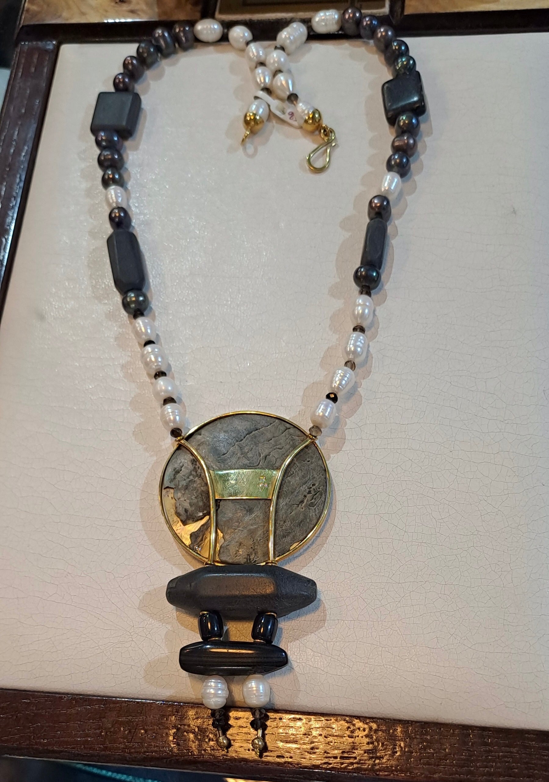 Necklace in 18k gold with Black Obsidian and Pearls - Dinos-Virginia