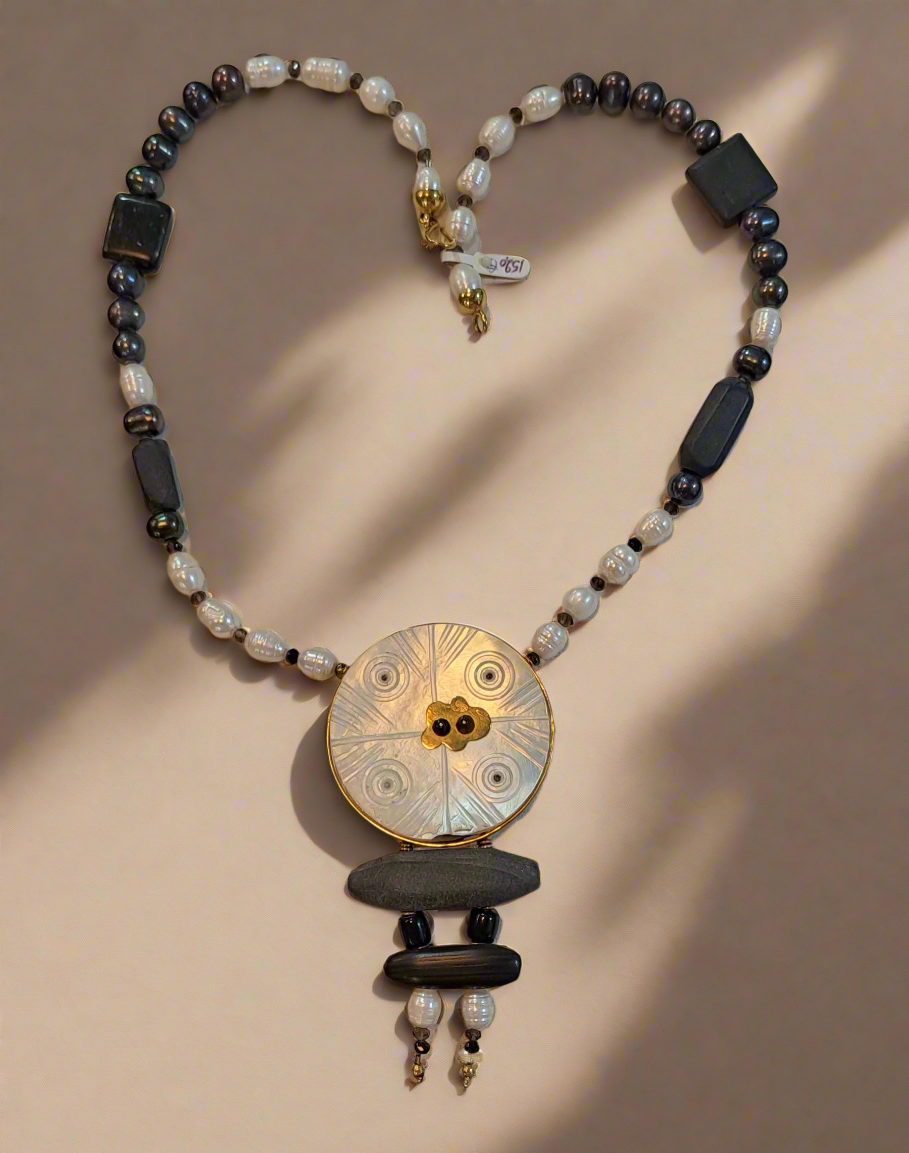 Necklace in 18k gold with Black Obsidian and Pearls - Dinos-Virginia