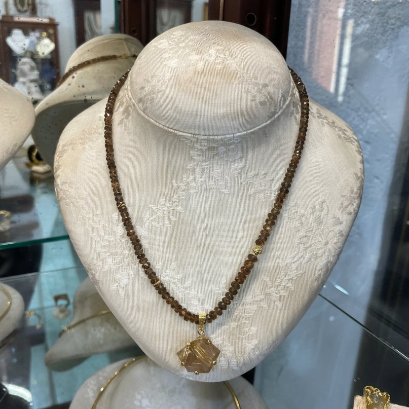 Necklace in 18k gold with Rutile Quartz and Andalusite stone