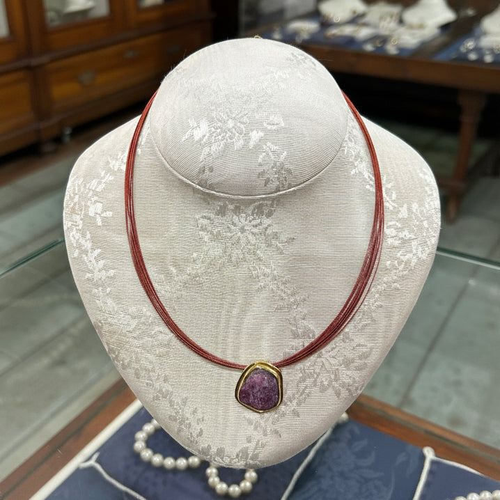 Necklace in 18k gold with a gemstone