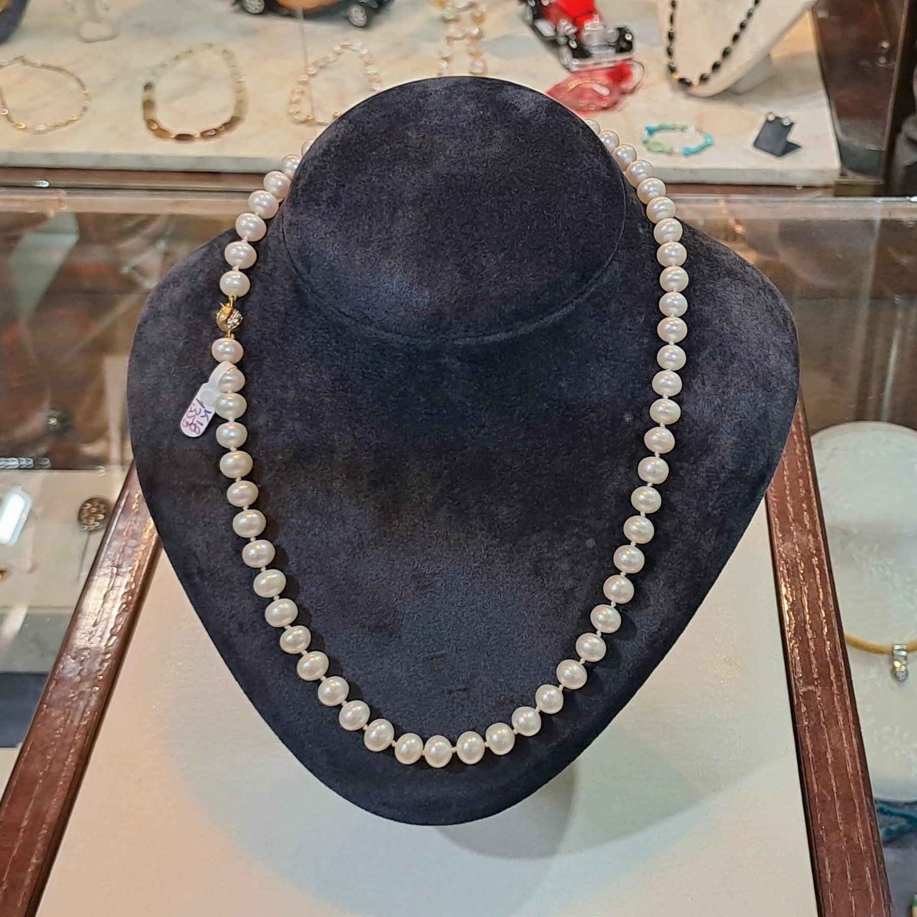 Necklace in white Akoya pearls with 18k gold closure
