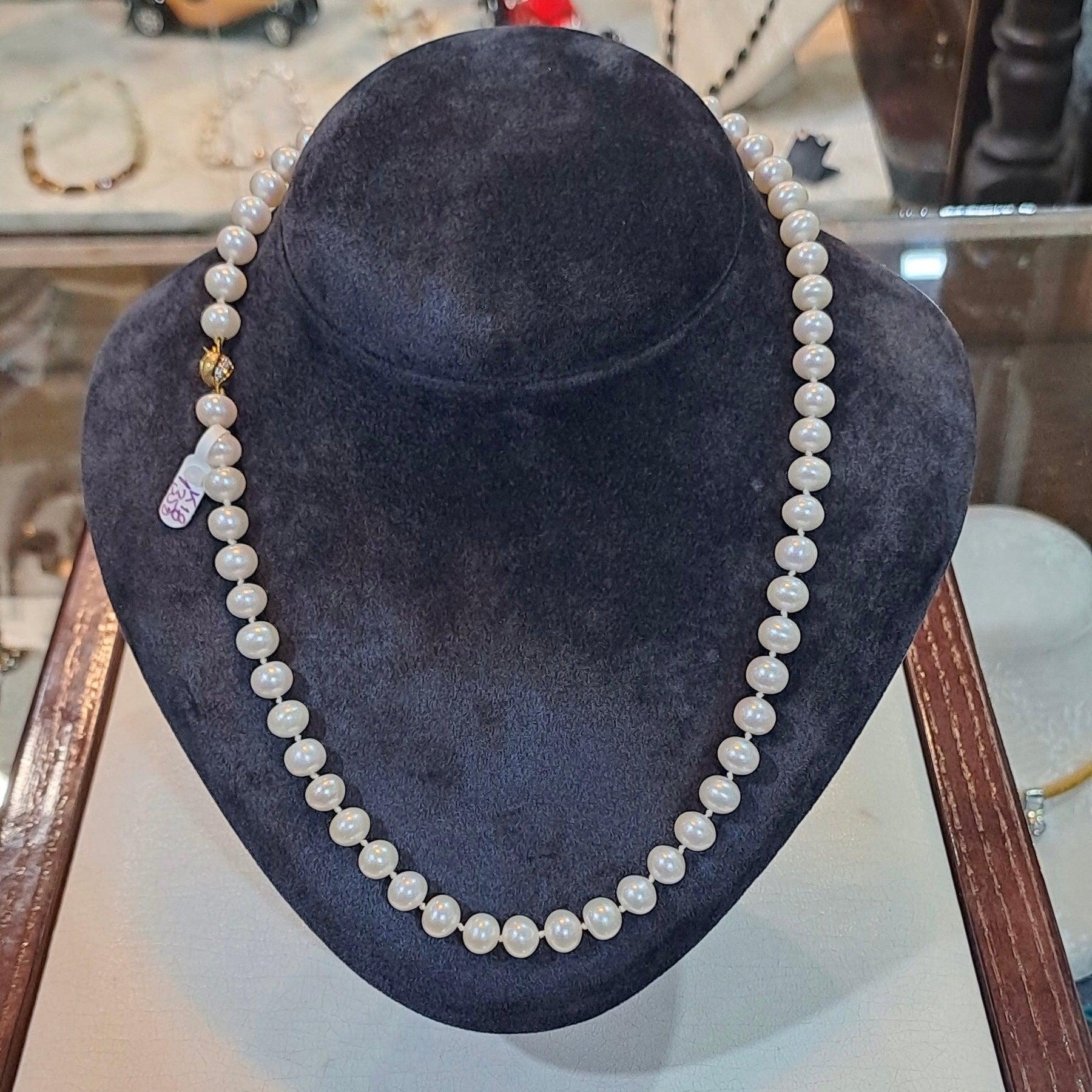 Necklace in white Aqua pearls with 18k gold closure