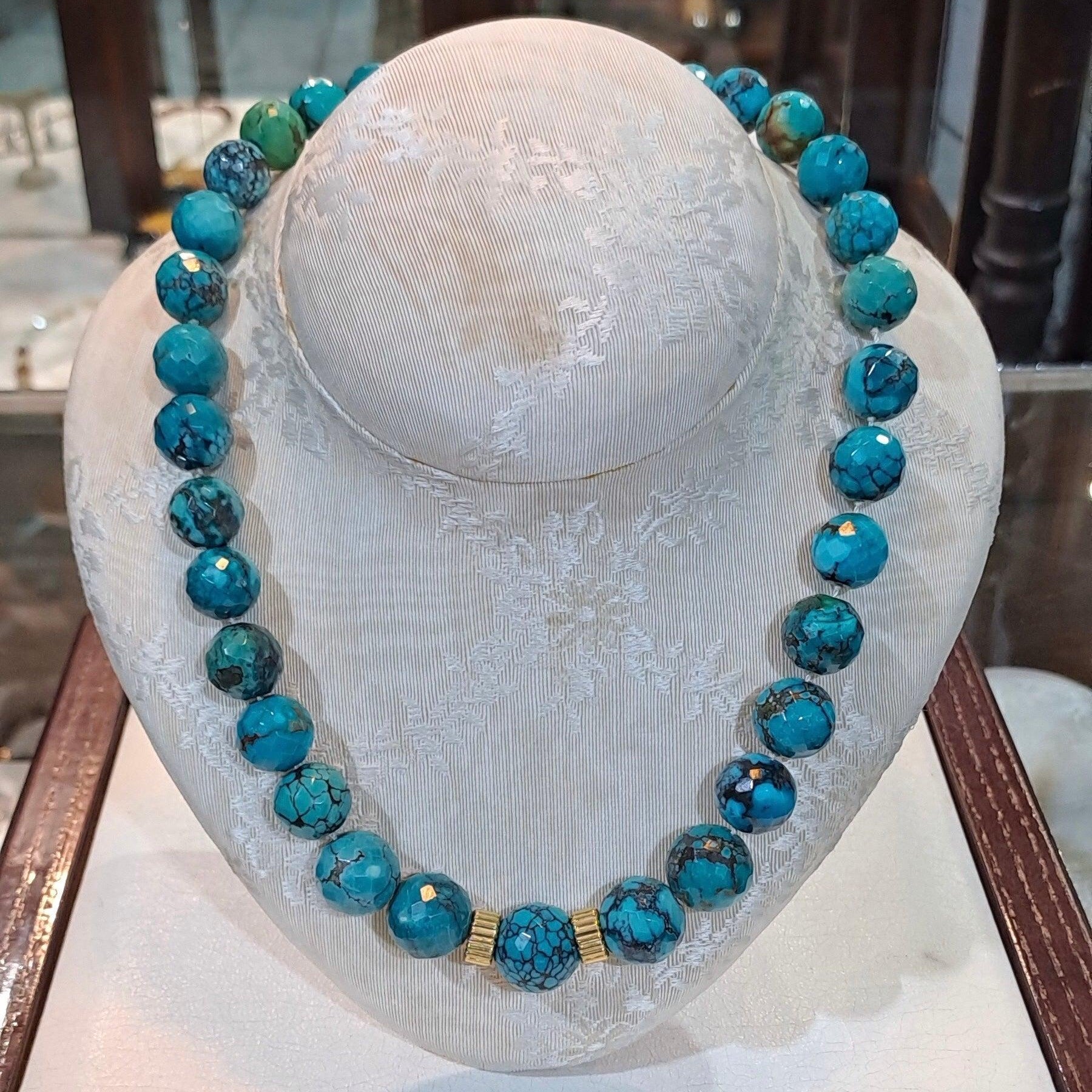 Necklace with Arizona Turquoise stones and gold 18k elements