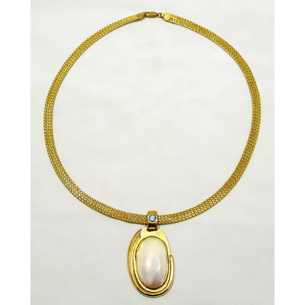 Necklace with a 18k gold medallion mother of pearl and a bleu topaz in a hand made 14k. gold chain
