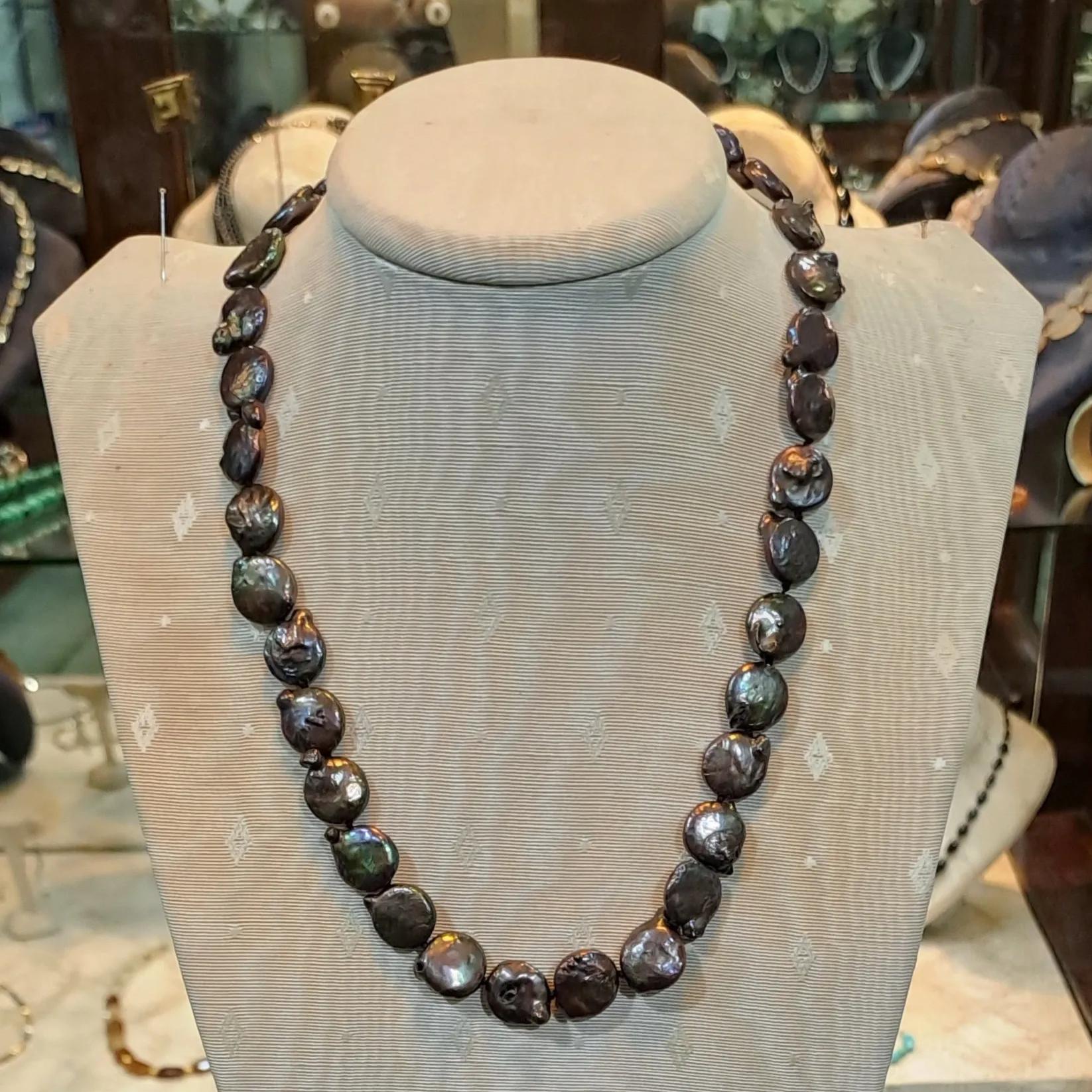 Necklace with black Keishi pearls and 18k gold clasp