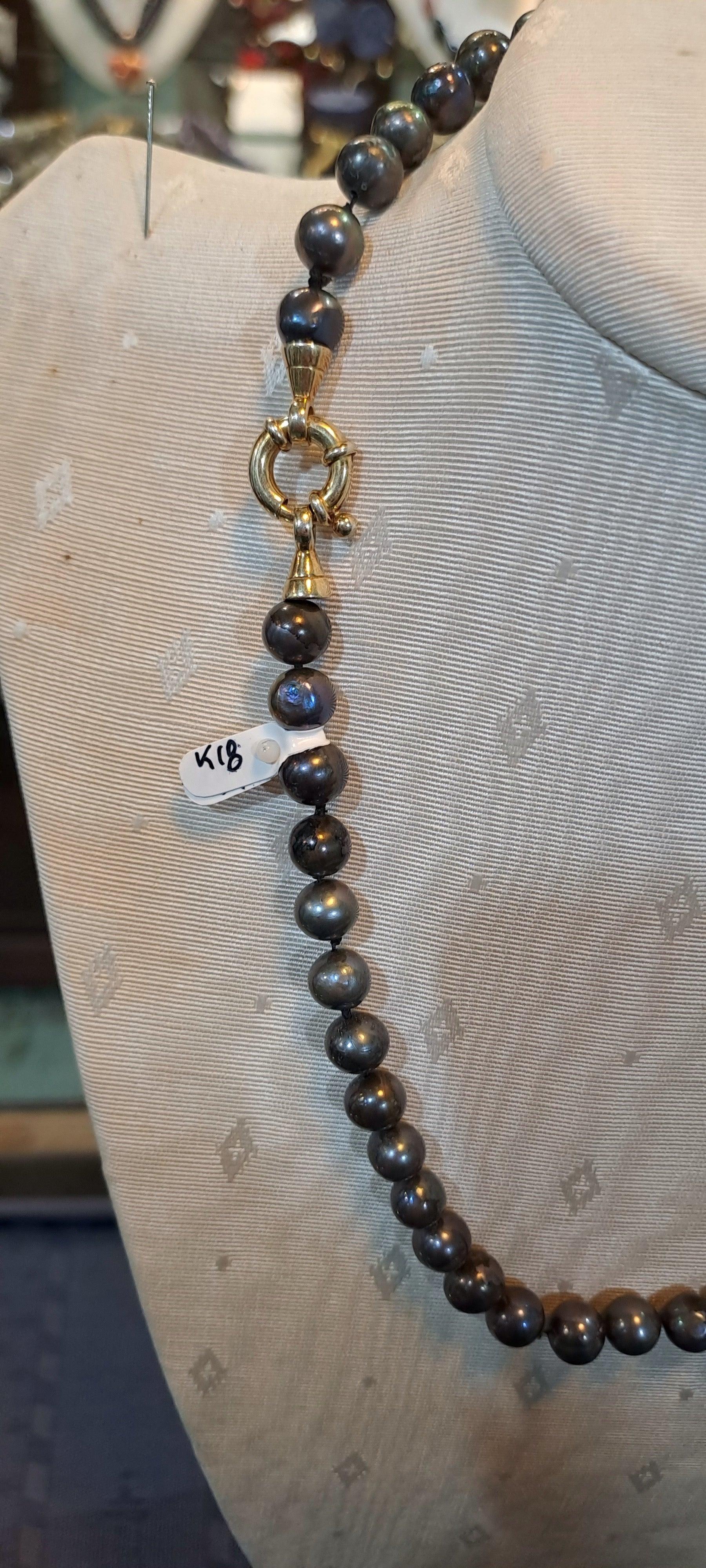 Necklace with black pearls