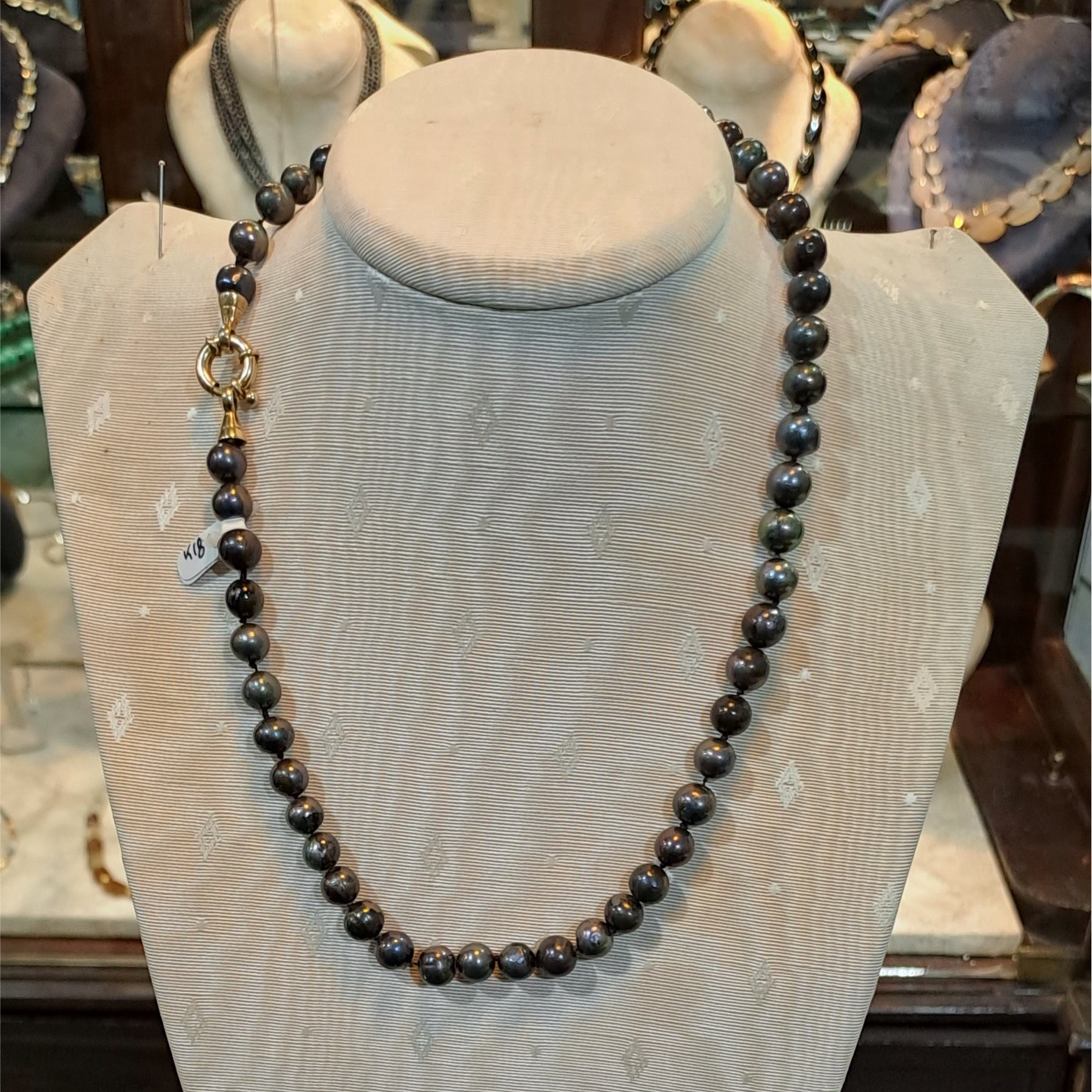 Necklace with black pearls