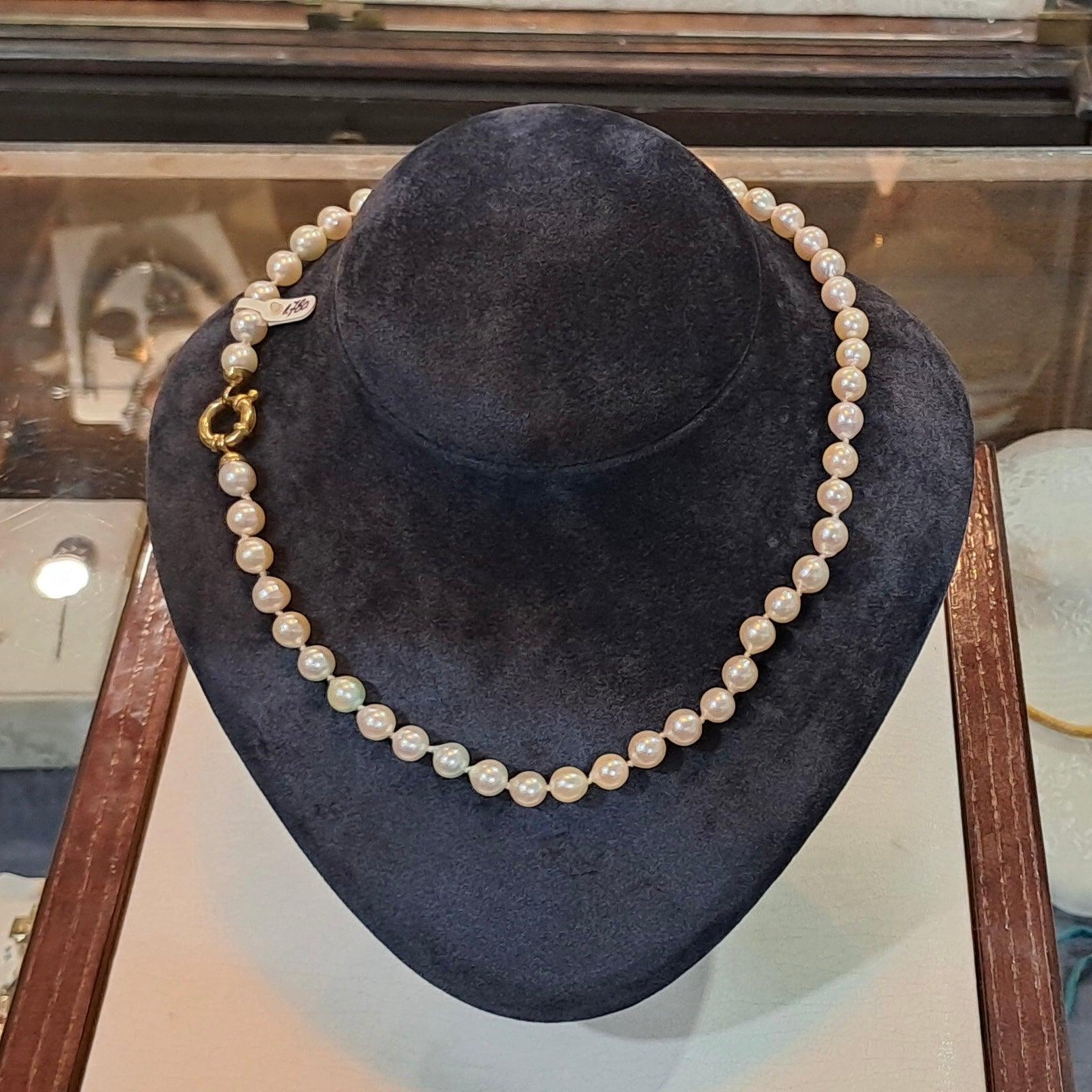Necklace with white Akoya pearls and 18k gold closure