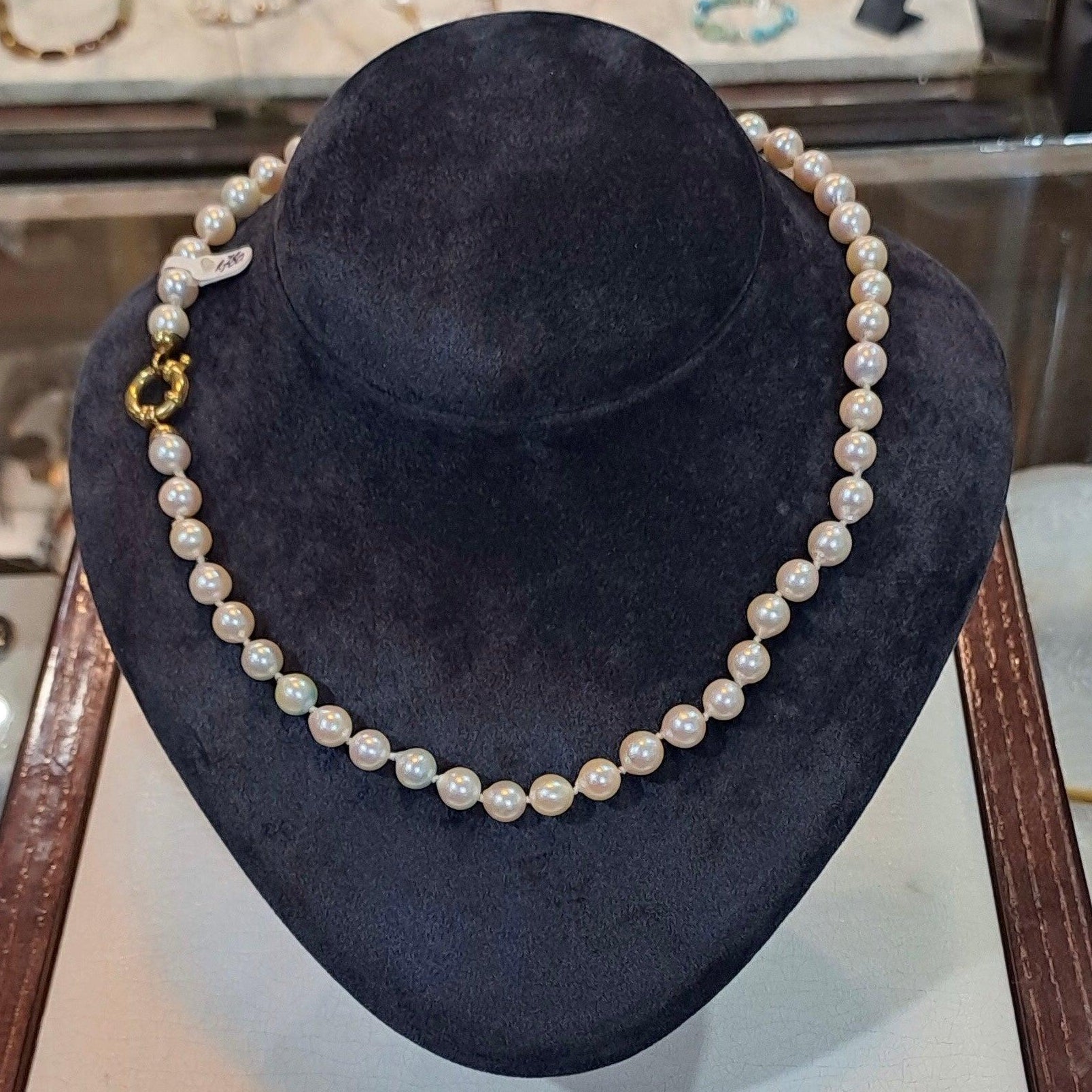 Necklace with white Aqua pearls and 18k gold closure