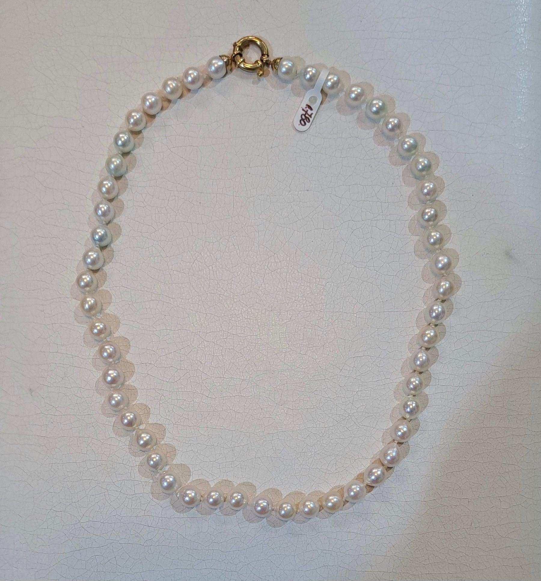 Necklace with white Aqua pearls and 18k gold closure