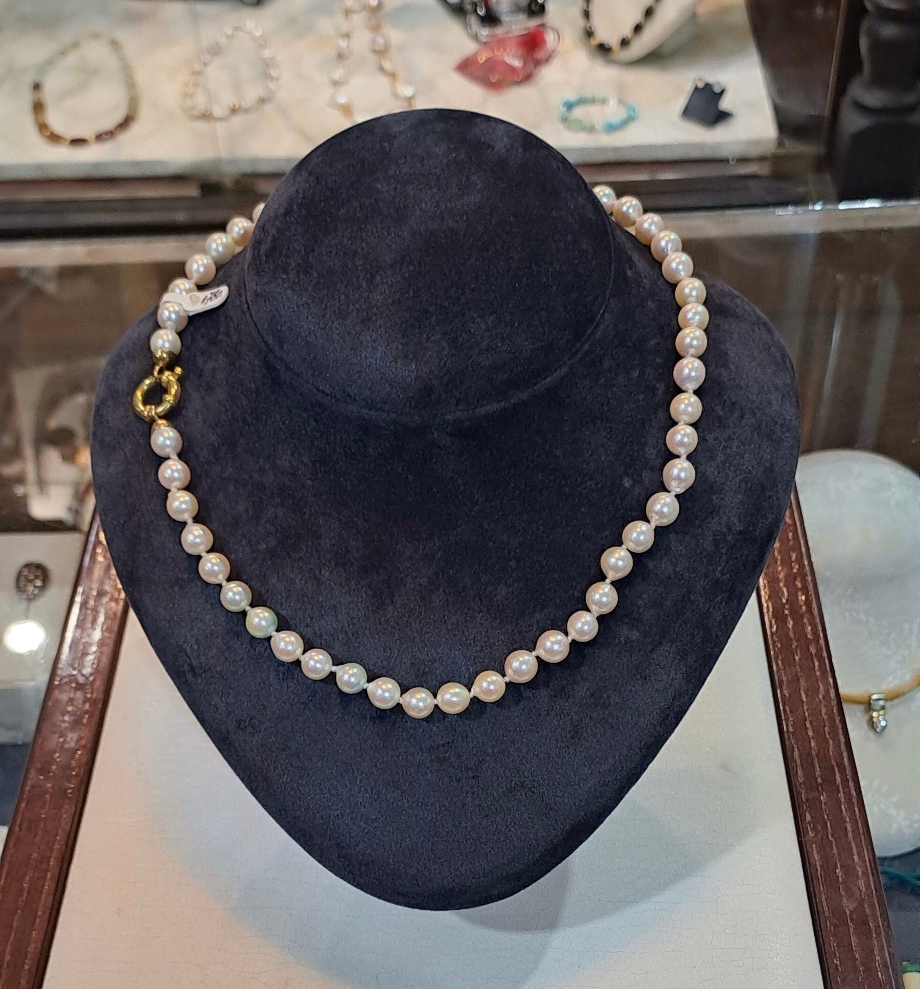 Necklace with white Aqua pearls and 18k gold closure - Dinos-Virginia