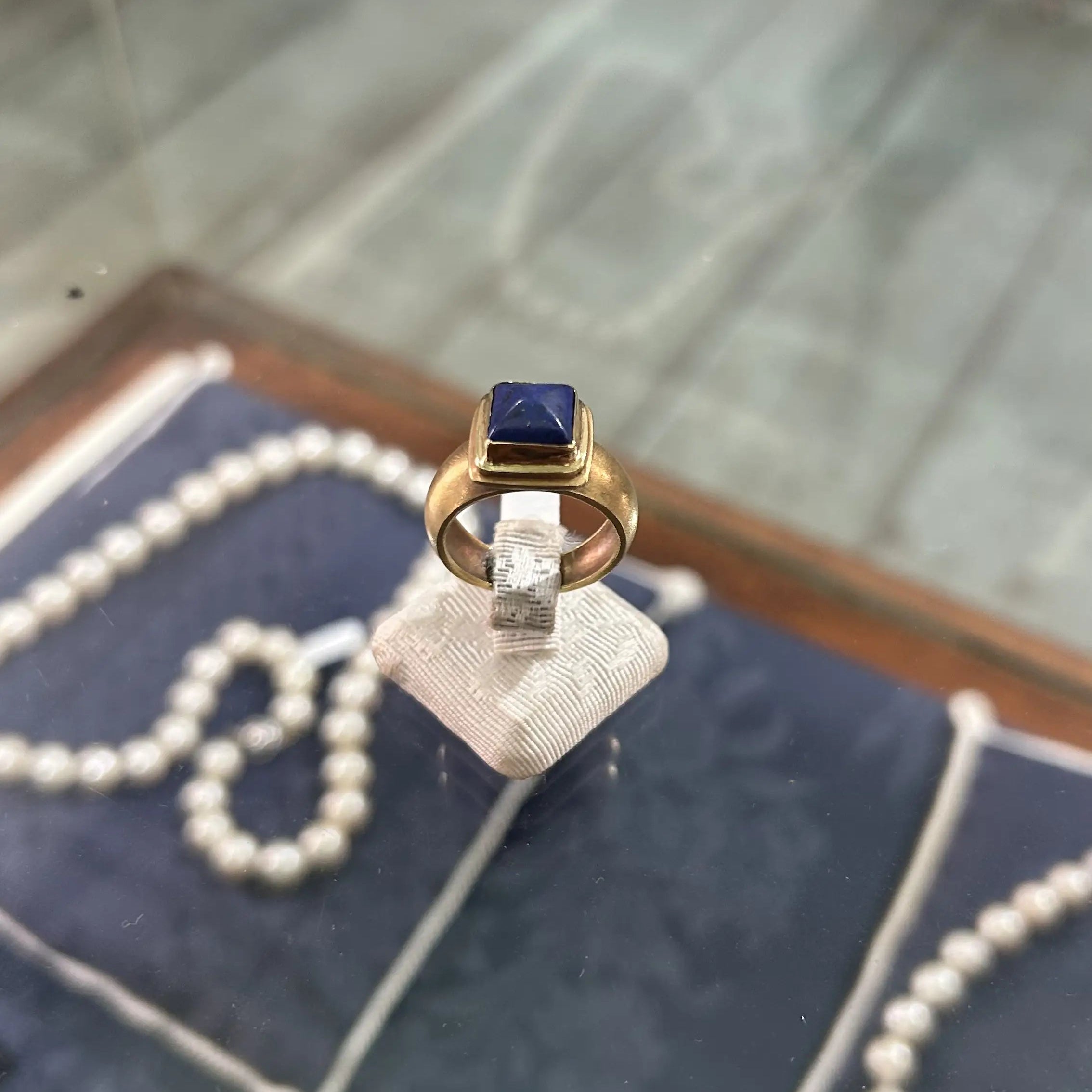 Ring in 14k gold with Lapis