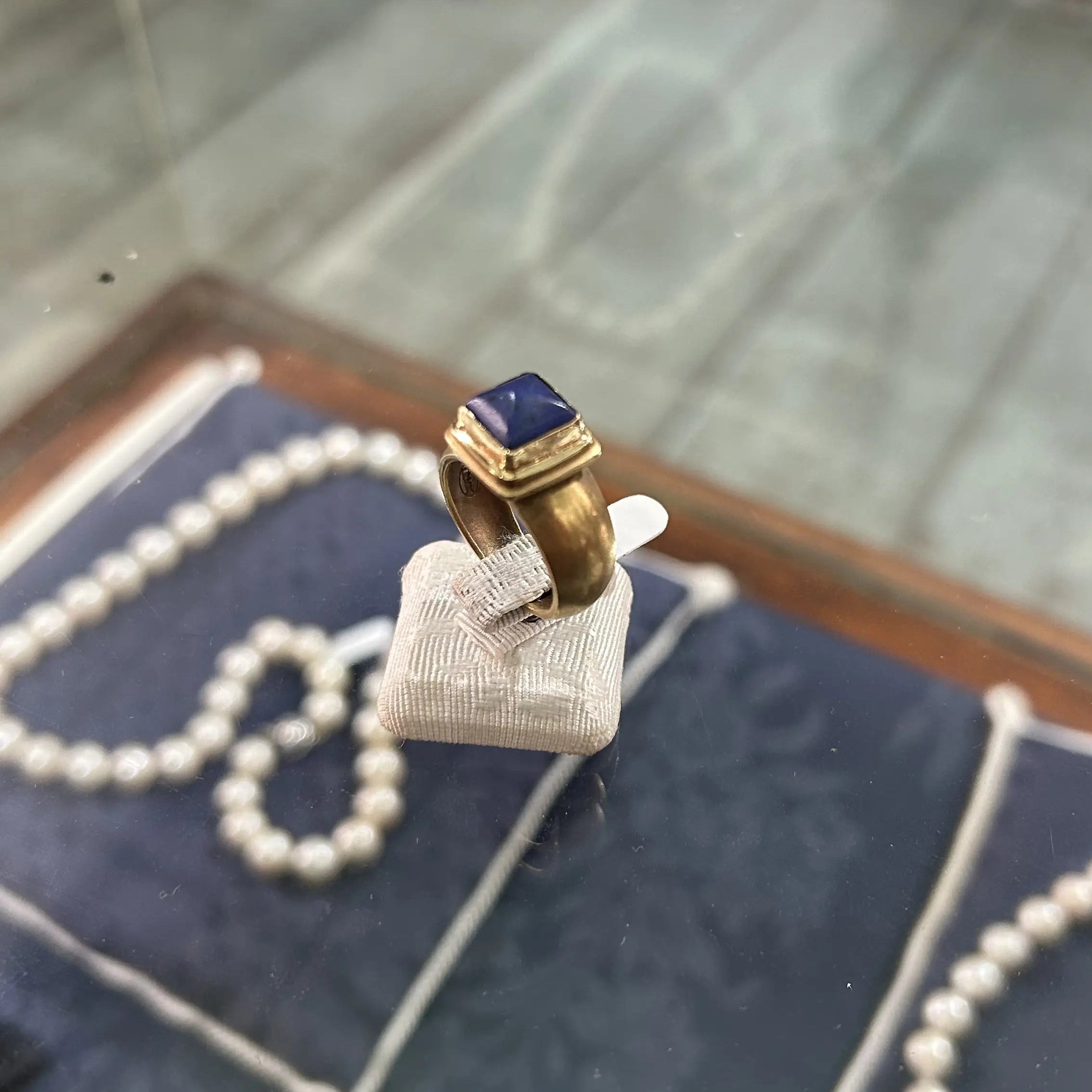 Ring in 14k gold with Lapis