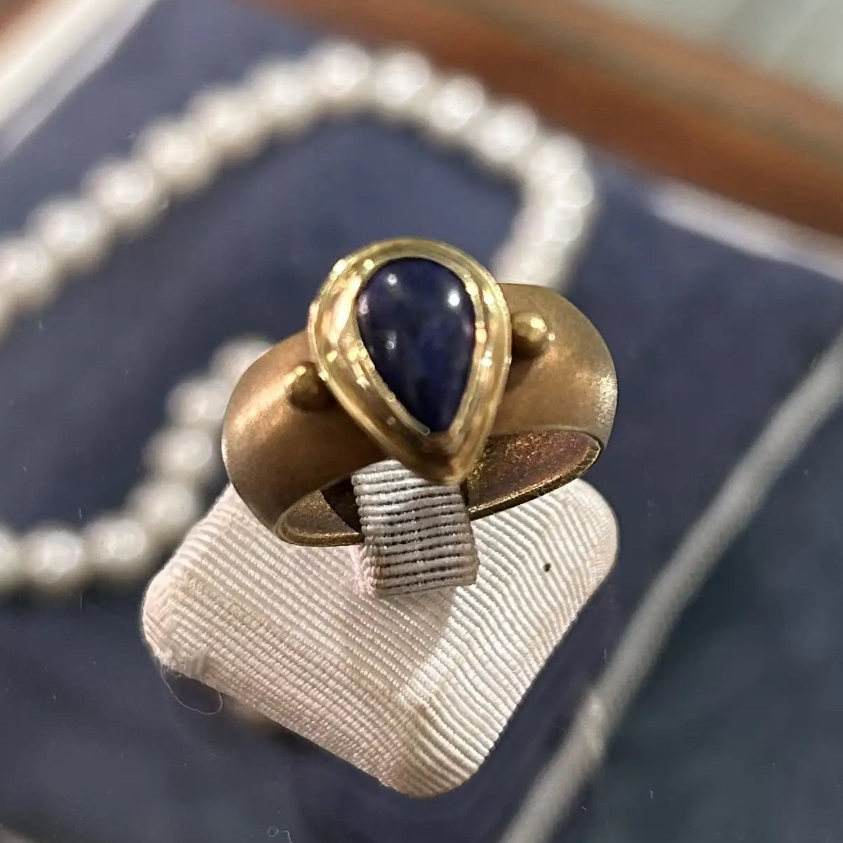Ring in 14k gold with Lapis