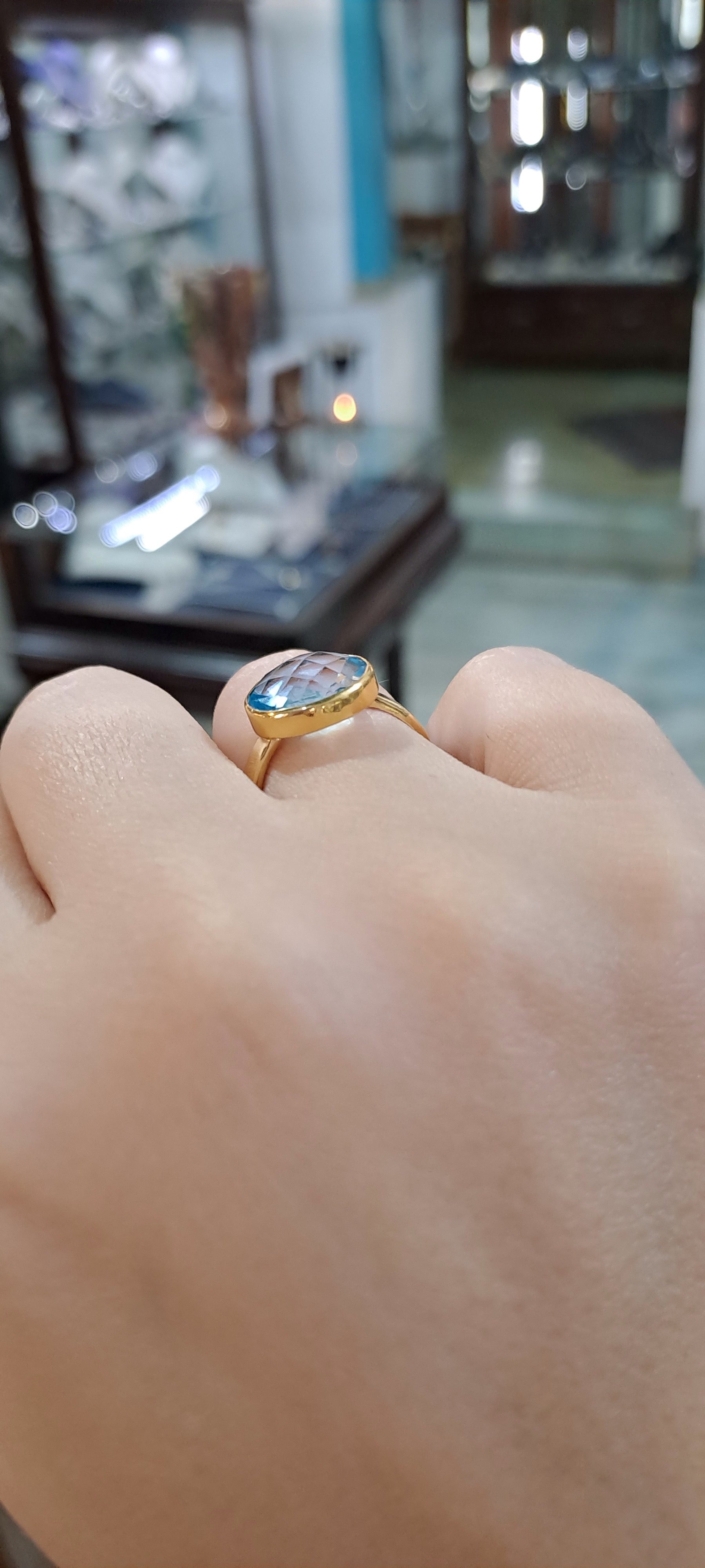 Ring in 14k gold with a blue topaz (B-122)