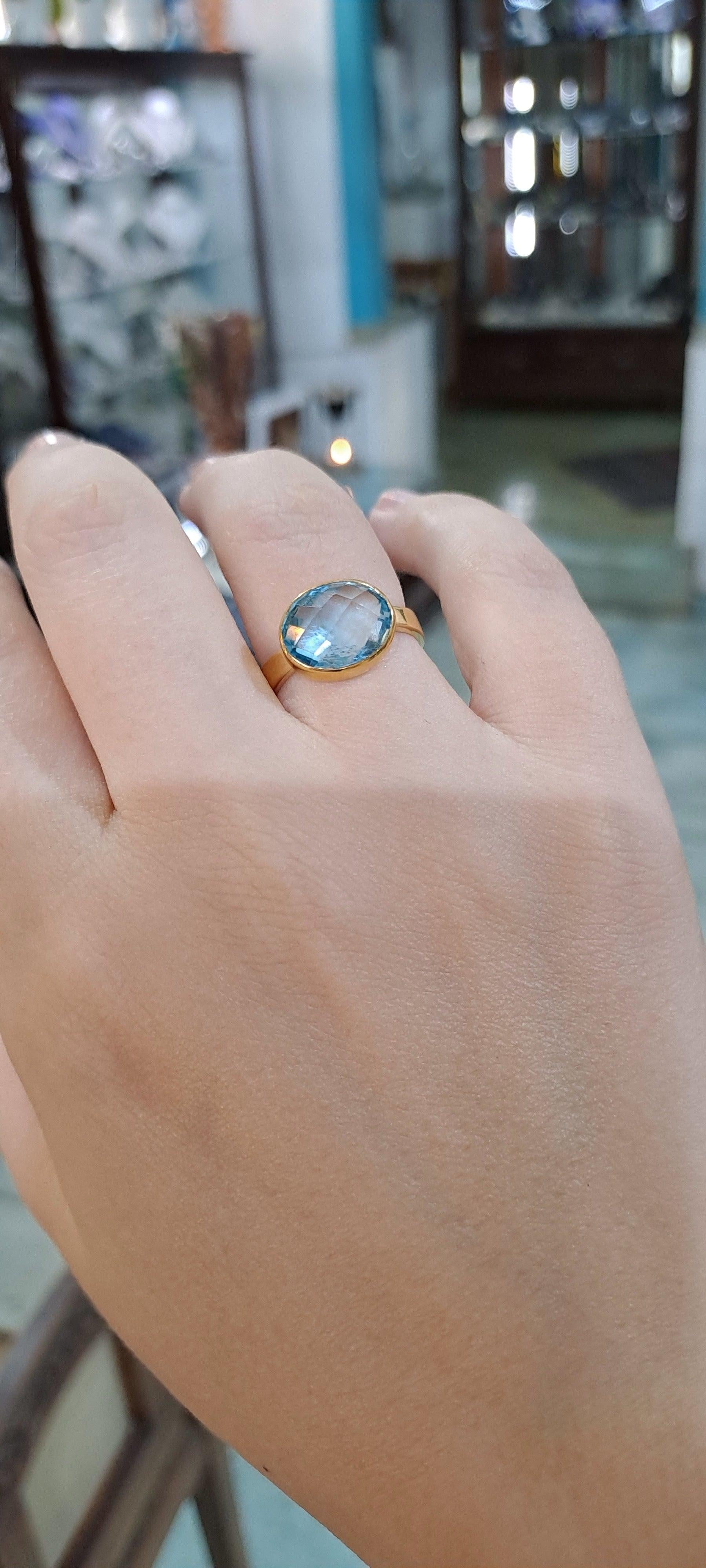 Ring in 14k gold with a blue topaz (B-122)