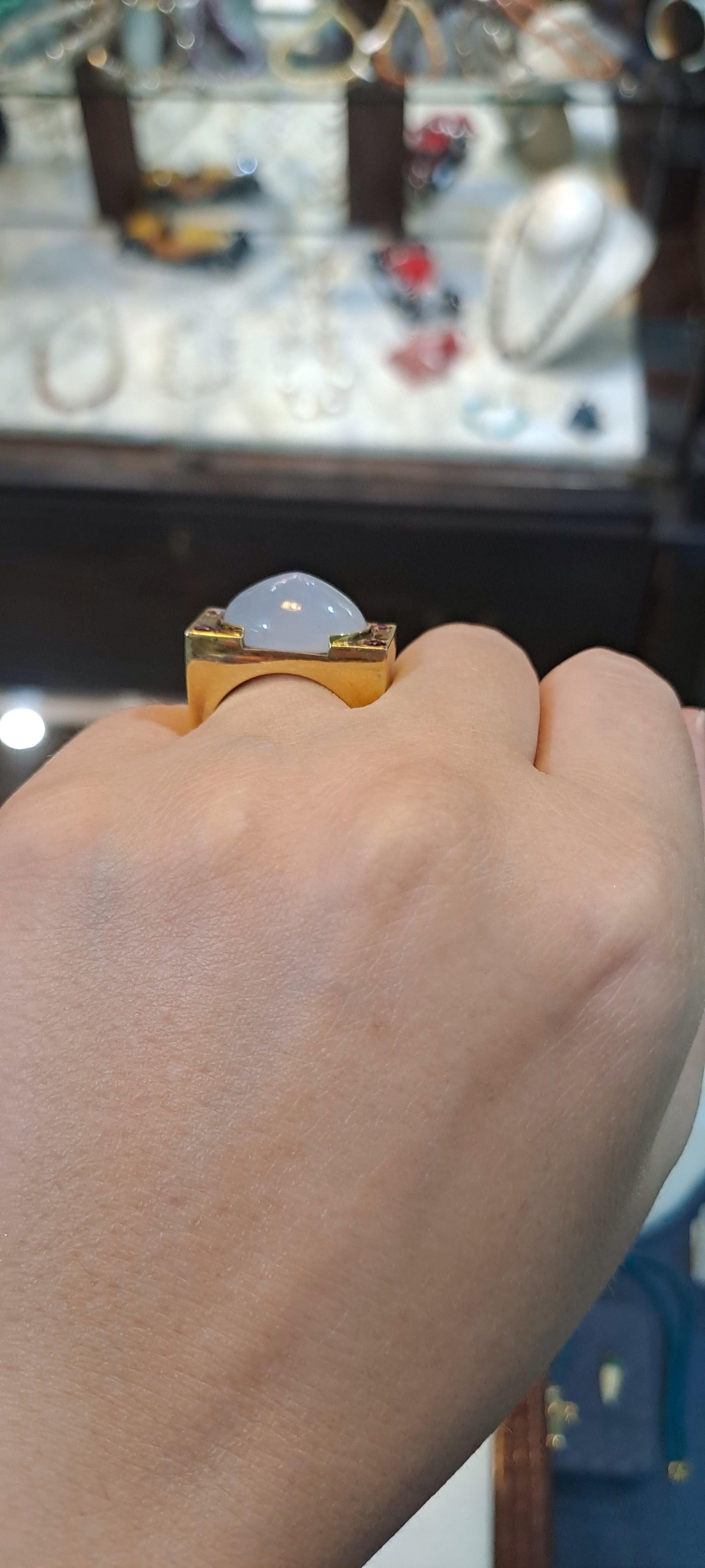 Ring in 18k gold with Chalcedony and rubies (B-133)