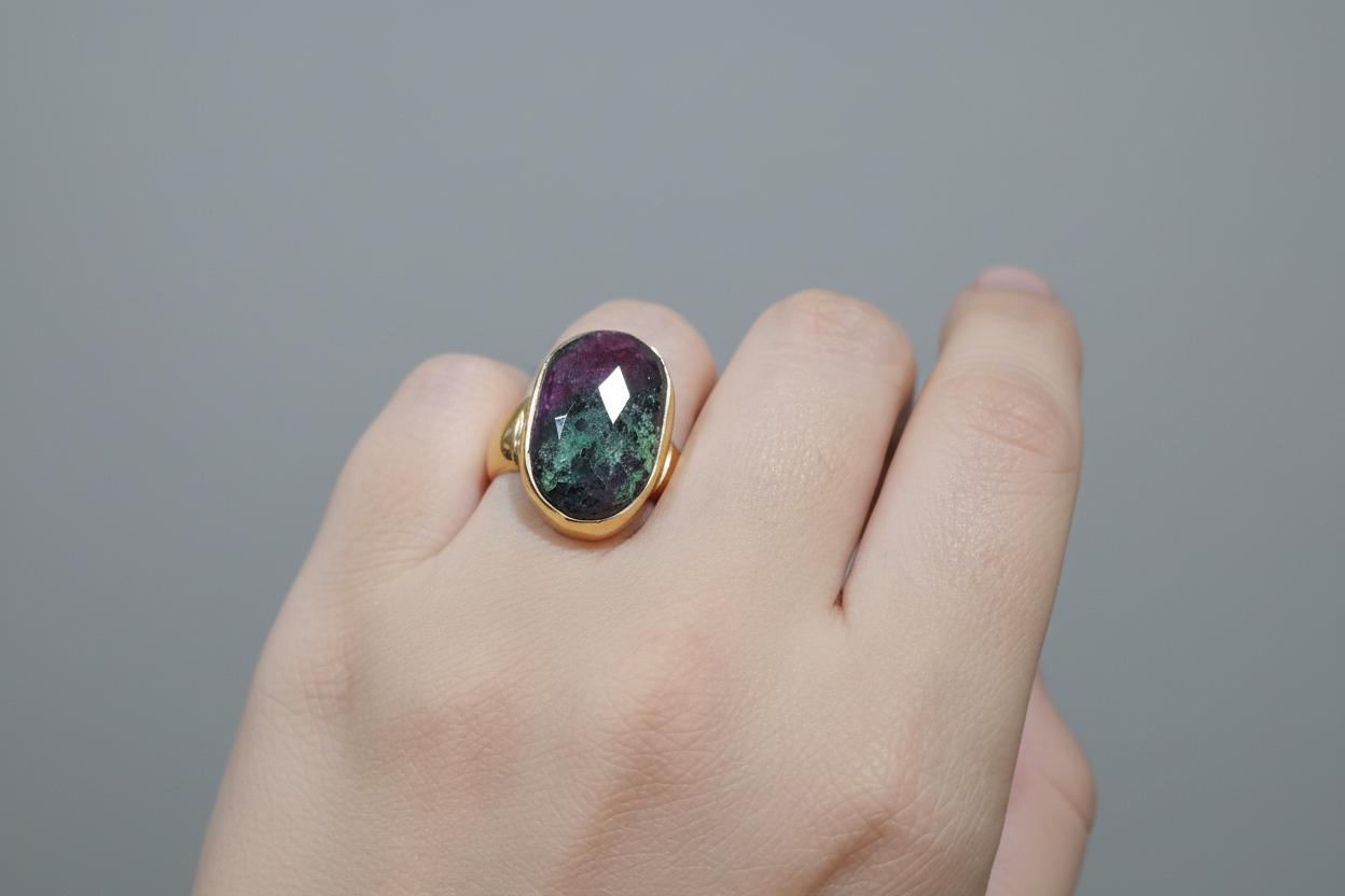 Ring in 18k gold with Diopside oval stone (B-87)