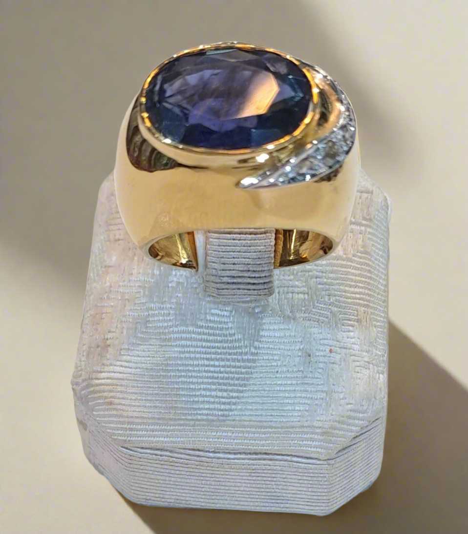 Ring in 18k gold with Iolite stone and brilliants (B-106)
