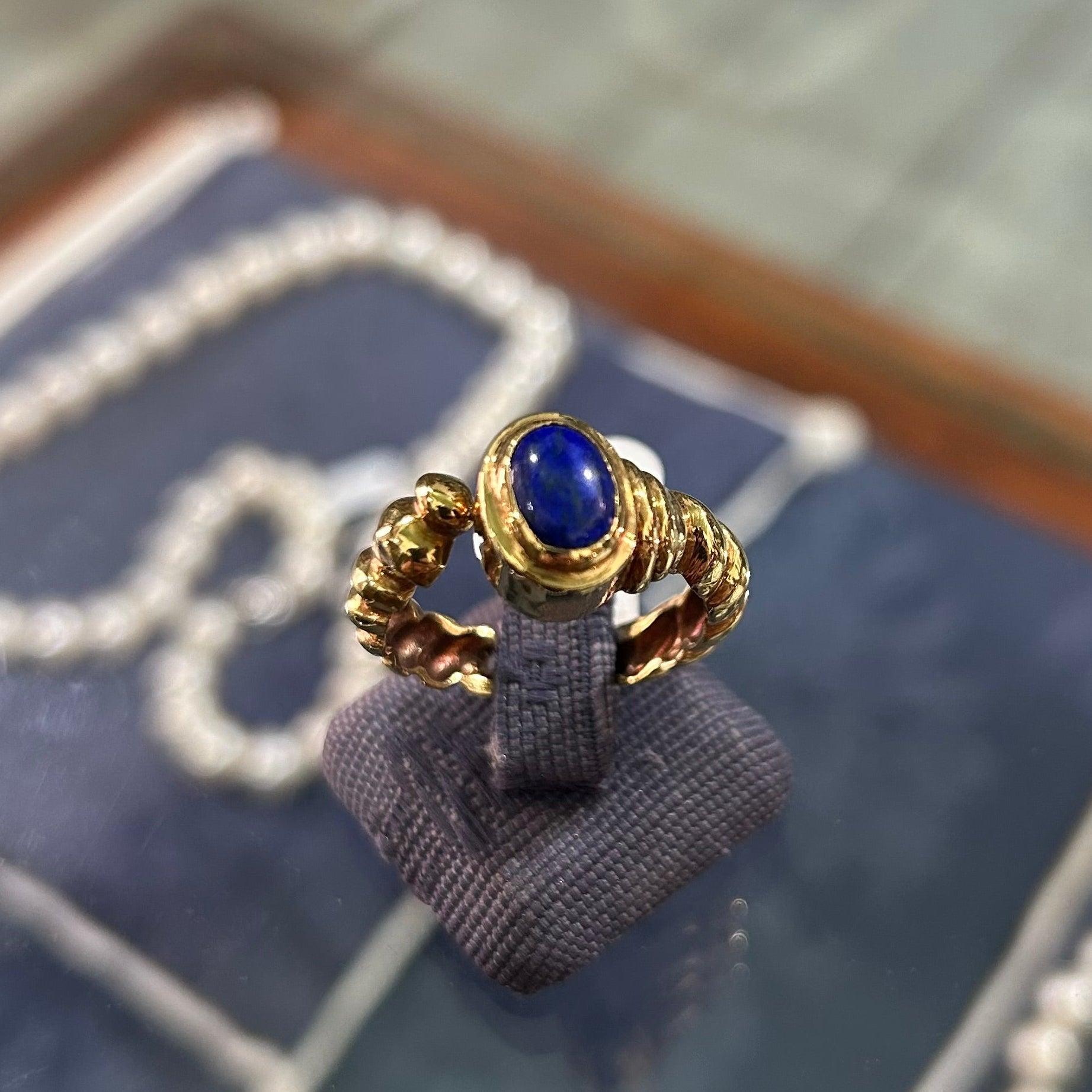 Ring in 18k gold with Lapis
