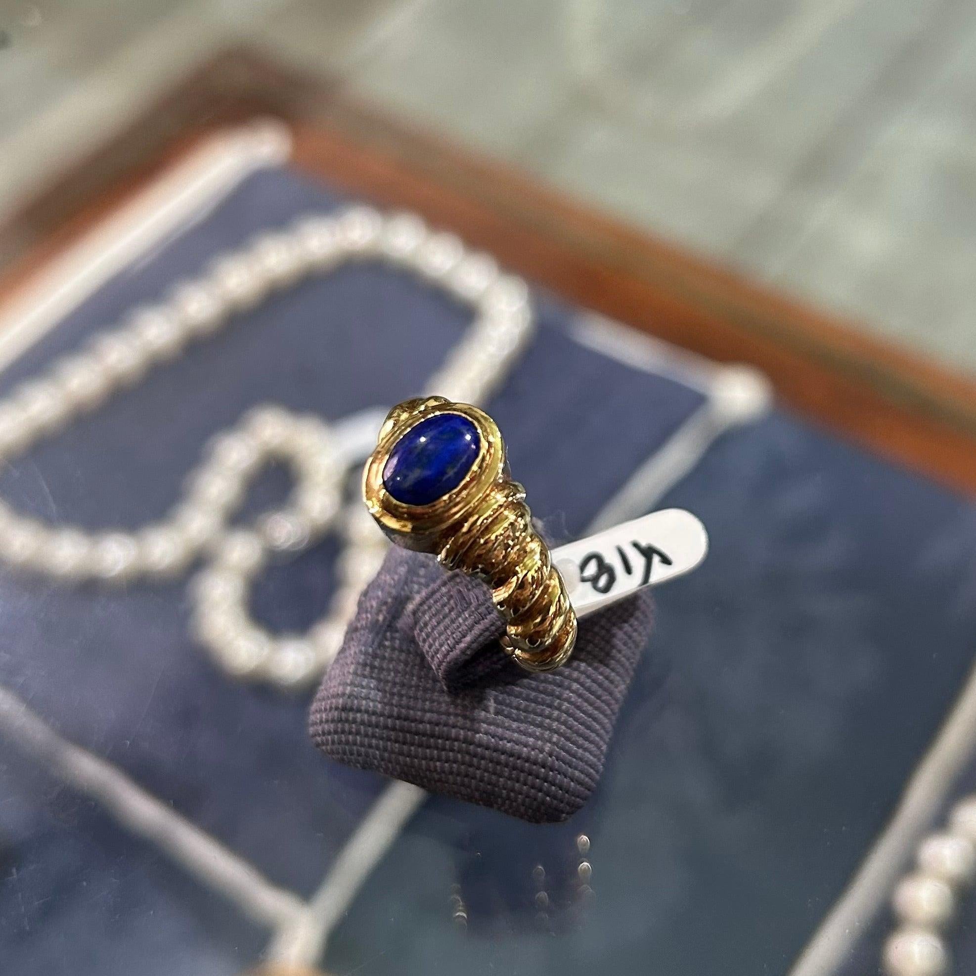 Ring in 18k gold with Lapis