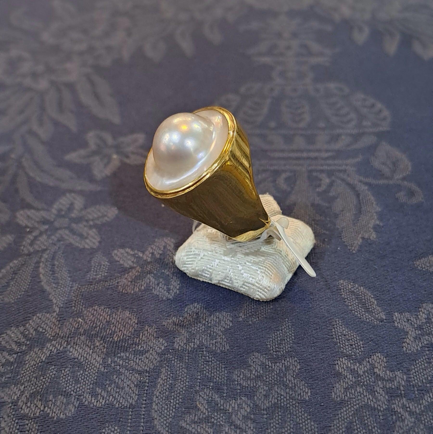 Ring in 18k gold with Mother of pearl (B-125)