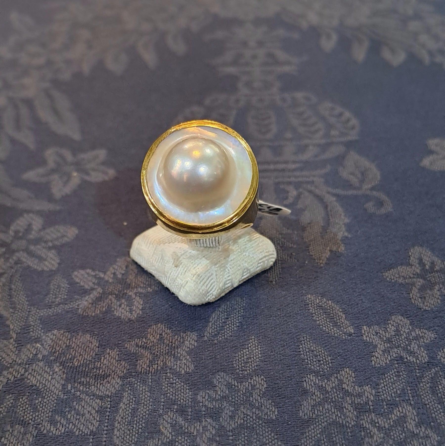 Ring in 18k gold with Mother of pearl (B-125)