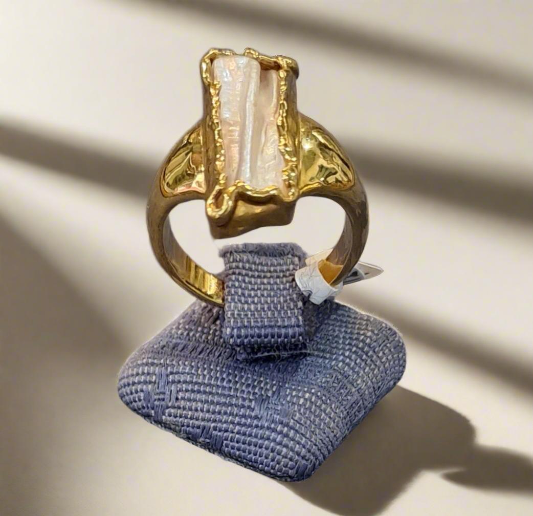 Ring in 18k gold with a Baroque Pearl (B-97)
