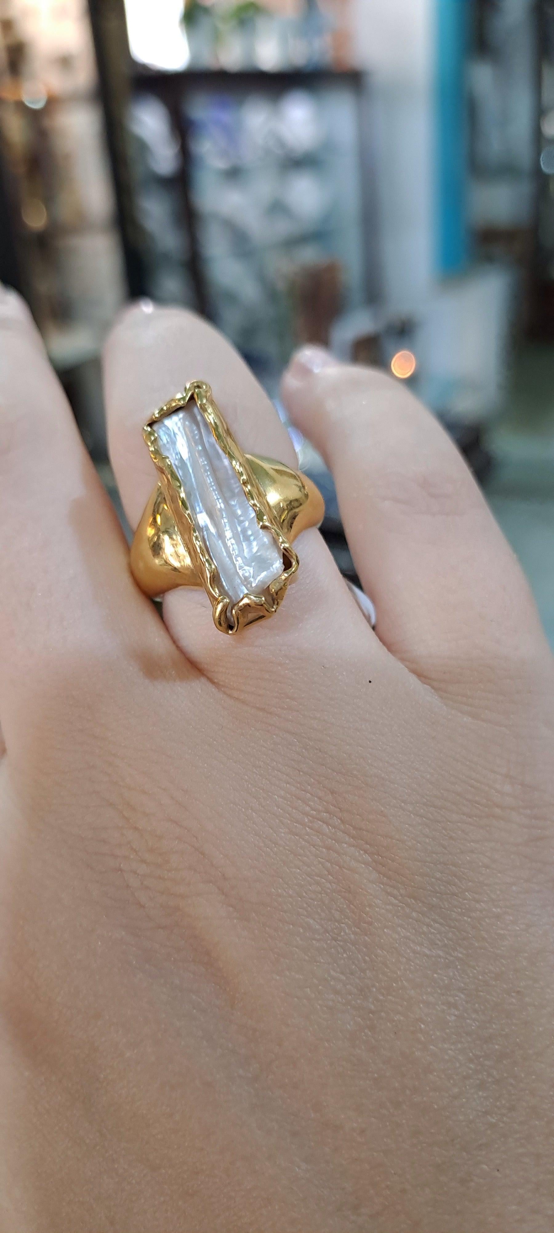 Ring in 18k gold with a Baroque Pearl (B-97)