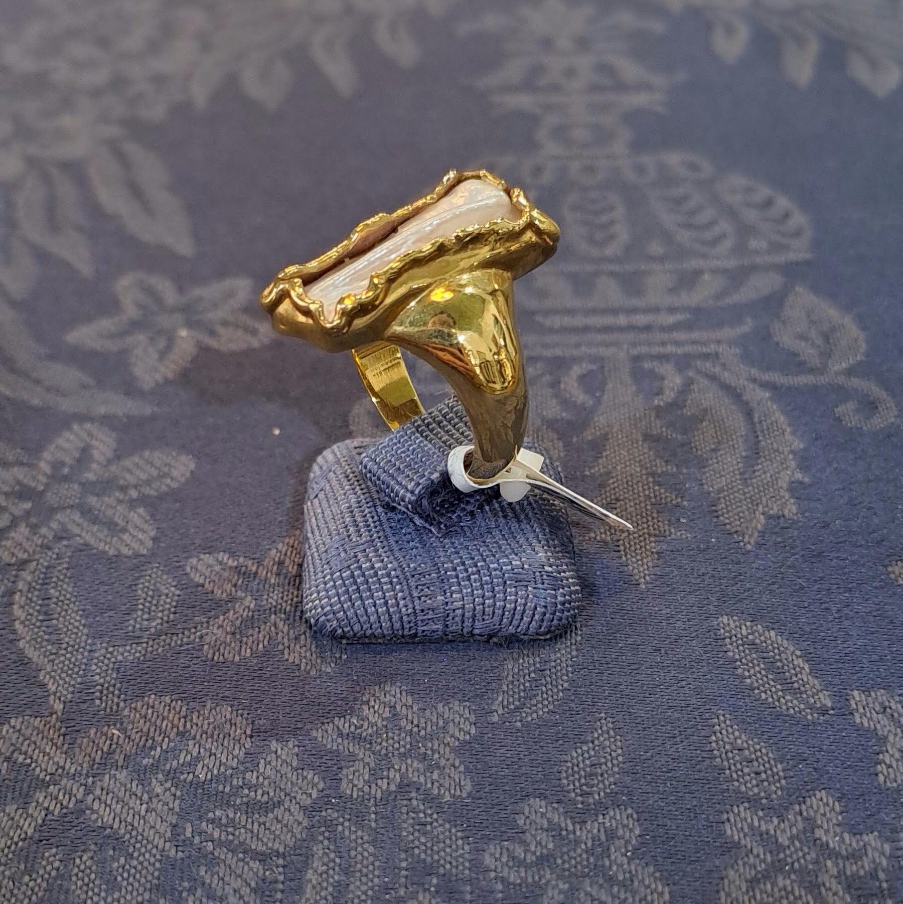 Ring in 18k gold with a Baroque Pearl (B-97)