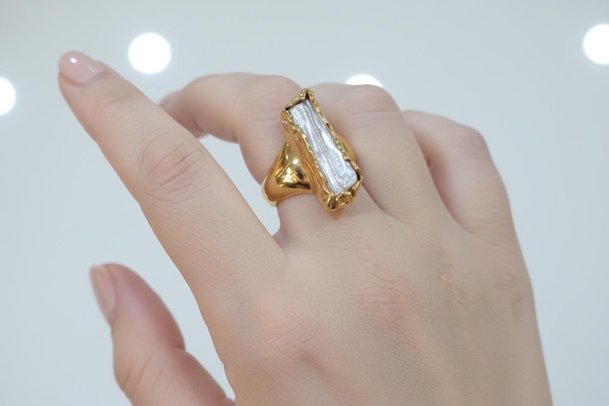 Ring in 18k gold with a Baroque Pearl (B-97)