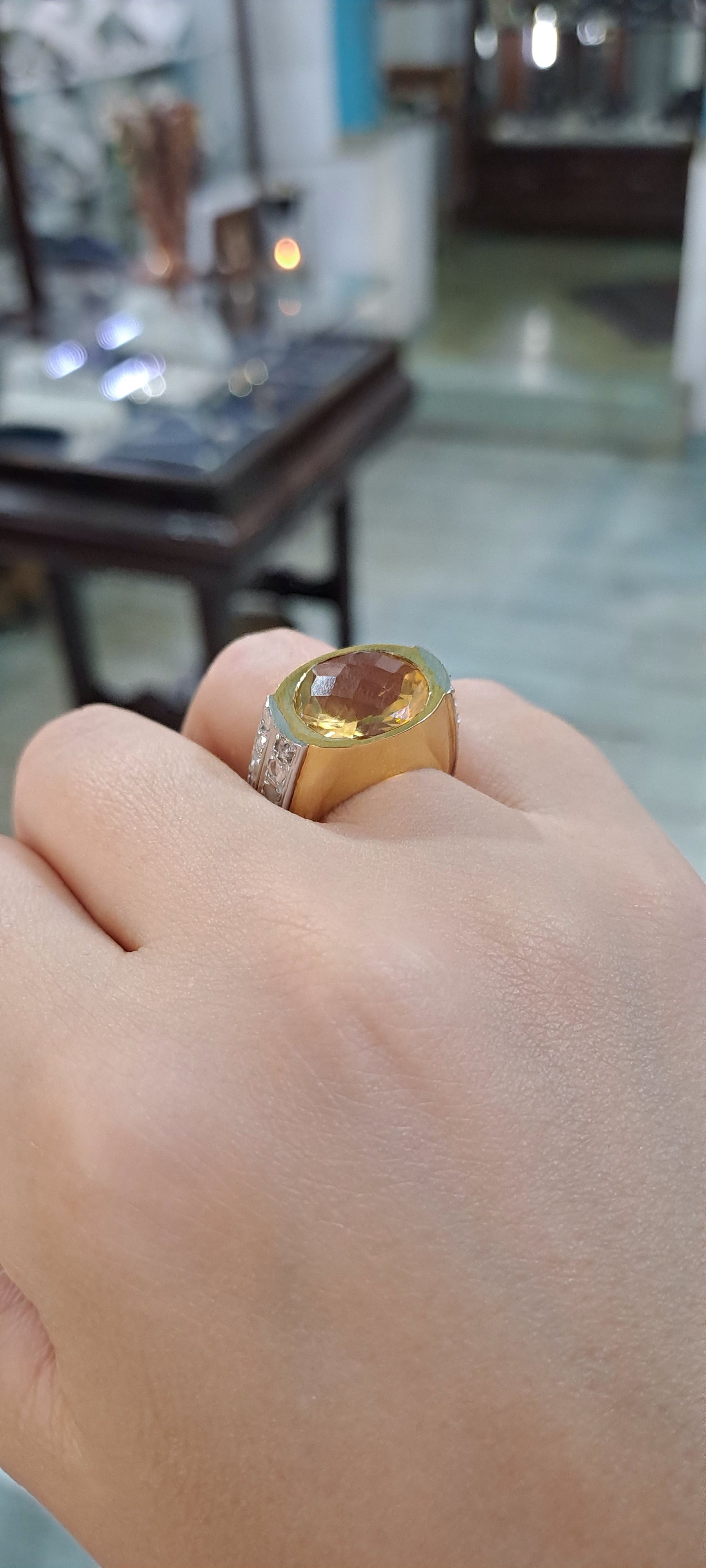 Ring in 18k gold with a citrine and brilliants - Dinos-Virginia
