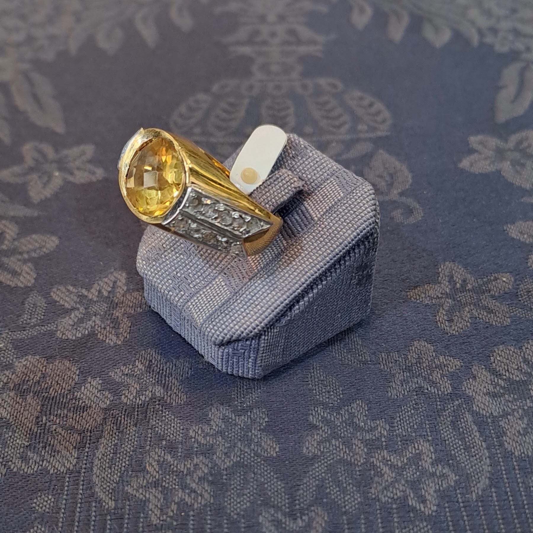 Ring in 18k gold with a citrine and brilliants - Dinos-Virginia