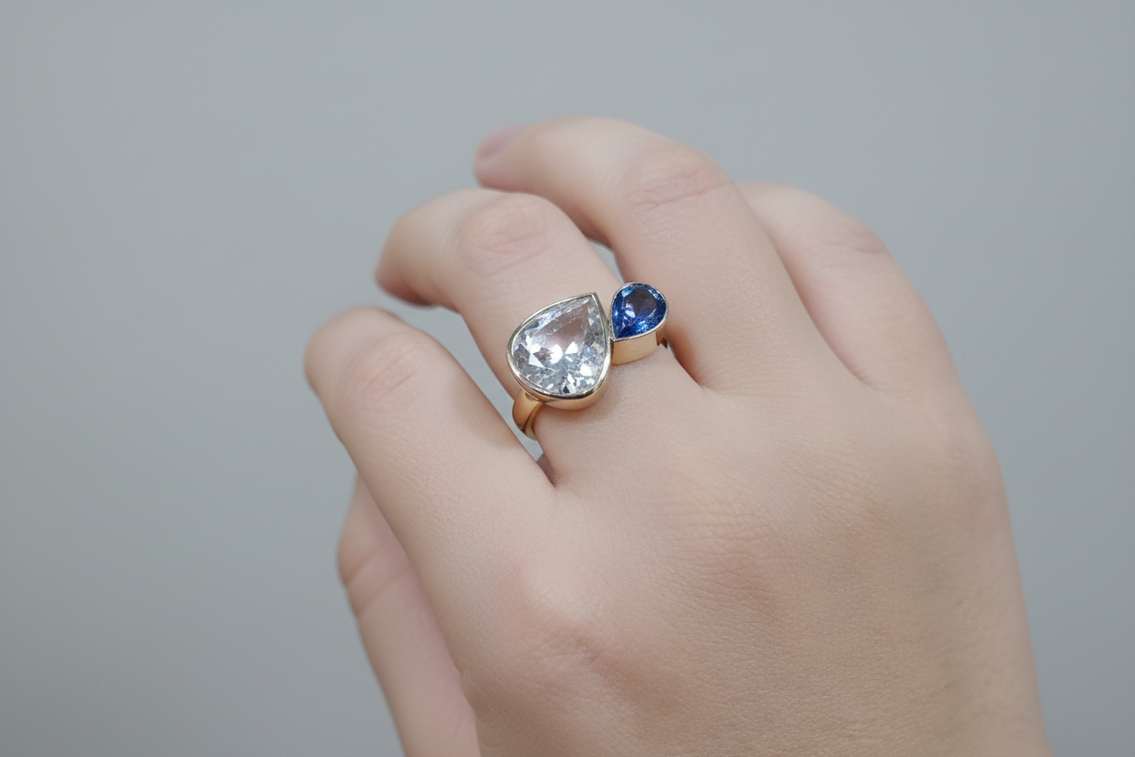 Ring in 18k gold with a phenakite and a blue Saphhire (B-121)