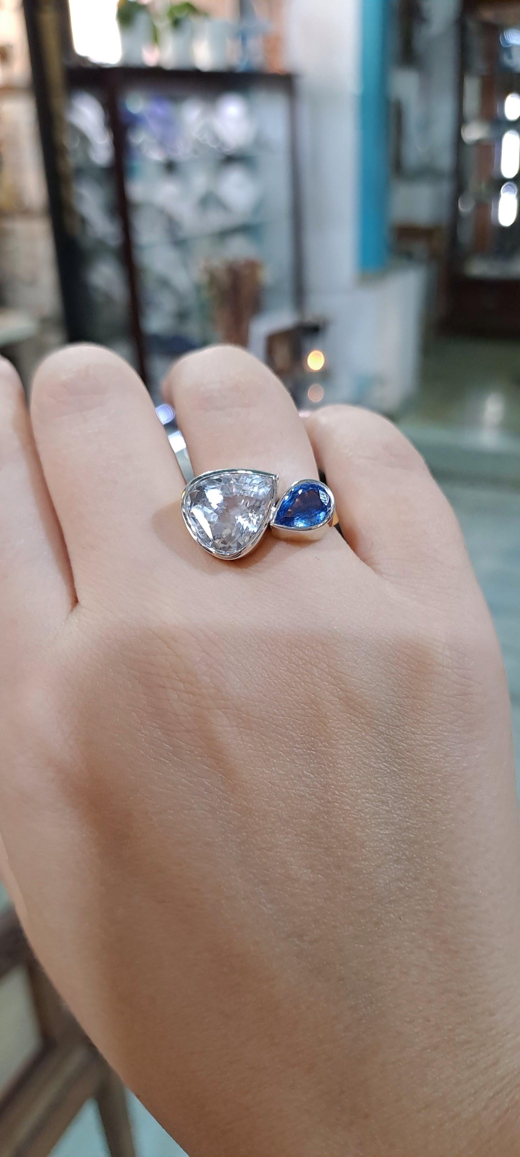 Ring in 18k gold with a phenakite and a blue Saphhire (B-121)